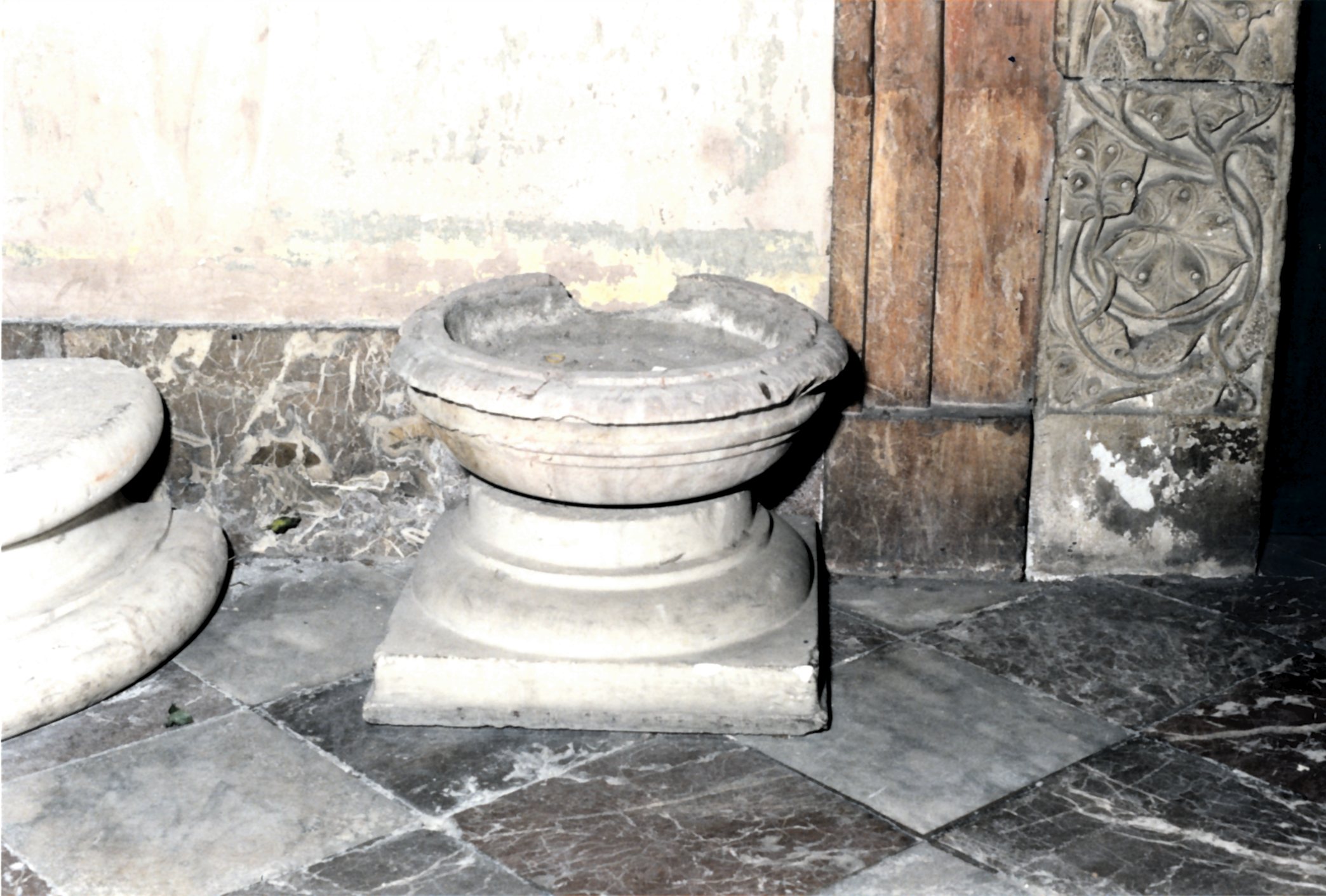 vasca di acquasantiera, frammento - ambito messinese (XVI-XVIII)