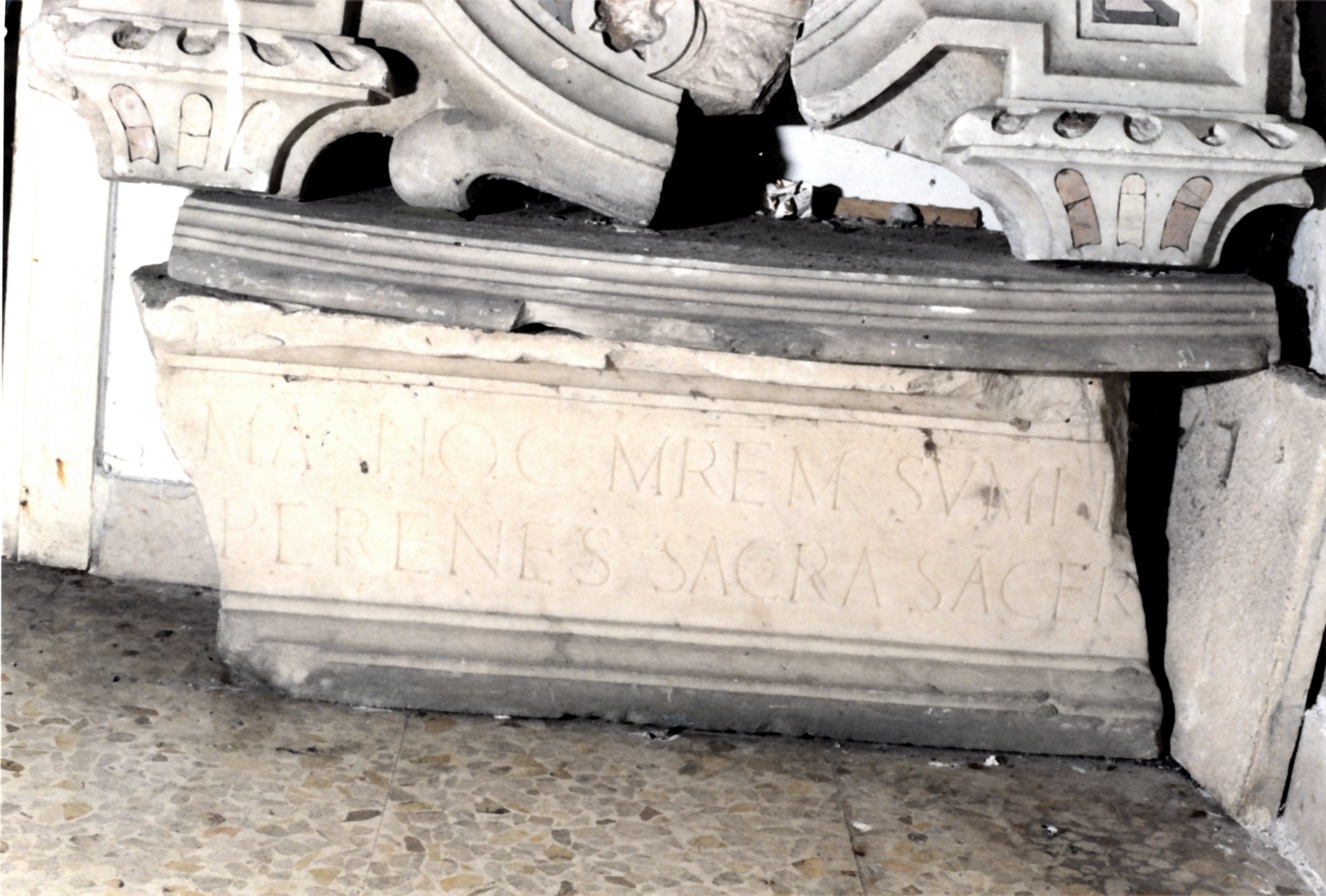 cornice a impostazione architettonica, frammento - ambito messinese (XVI)