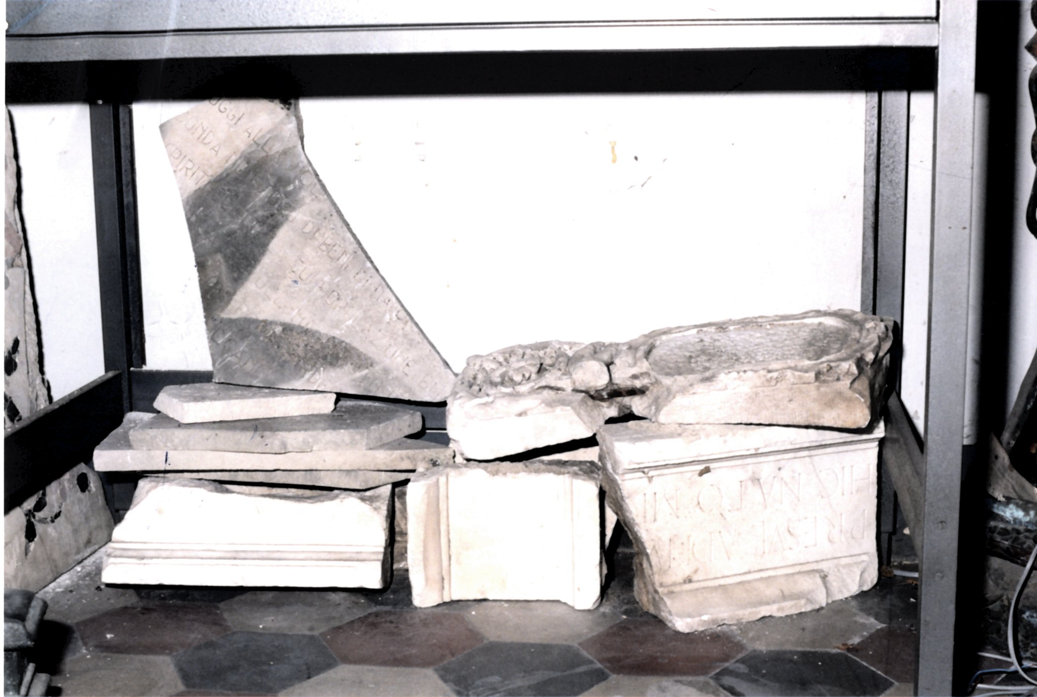 cornice a impostazione architettonica, frammento - ambito messinese (XVI)