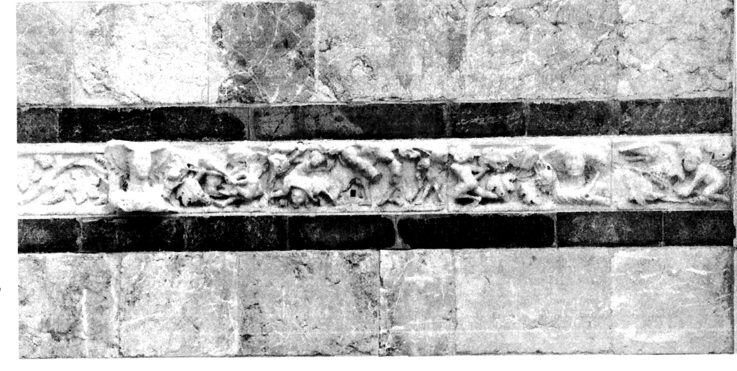 Puttini con pampini e grappoli d'uva, figure femminili, testa di leone, uccelli (rilievo) di Antonio Baboccio (attribuito) - ambito italiano (XIV)