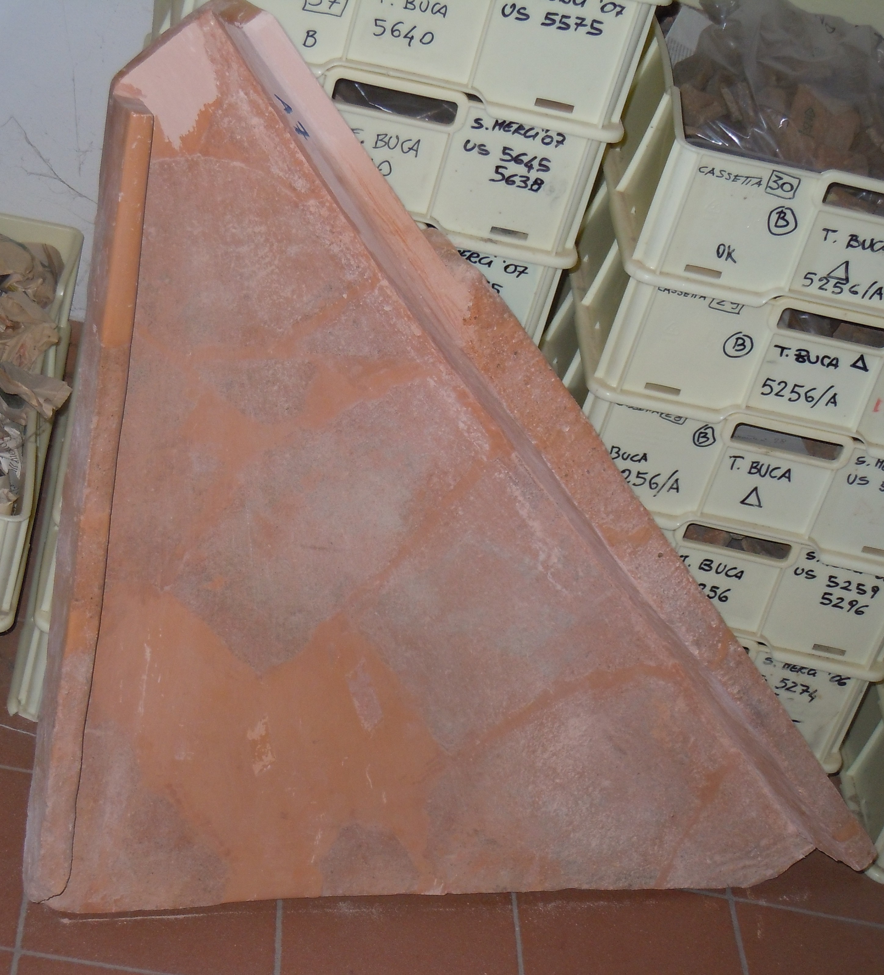 SINGOLO OGGETTO/ tegola, V sec. a. C