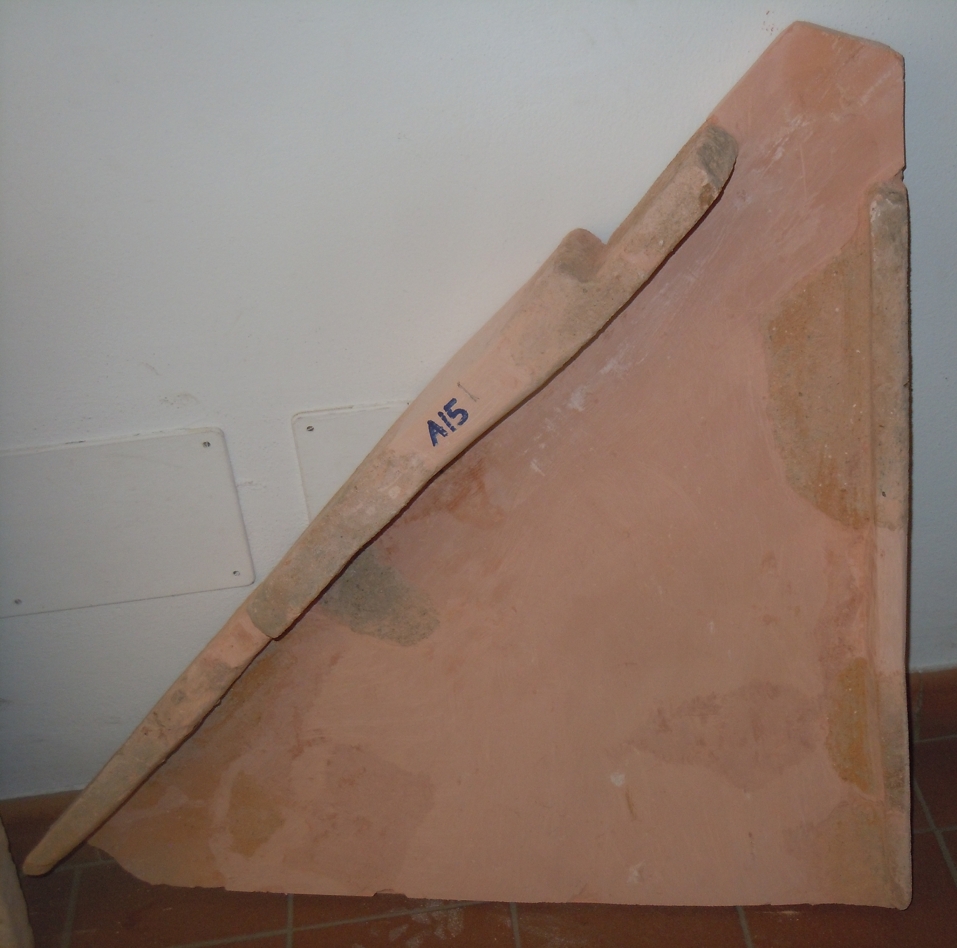 SINGOLO OGGETTO/ tegola, V sec. a. C