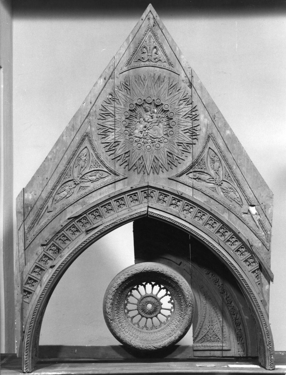 Madonna con Bambino e San Giovannino, motivi decorativi geometrici (modello architettonico) - manifattura fiorentina (seconda metà sec. XIX)
