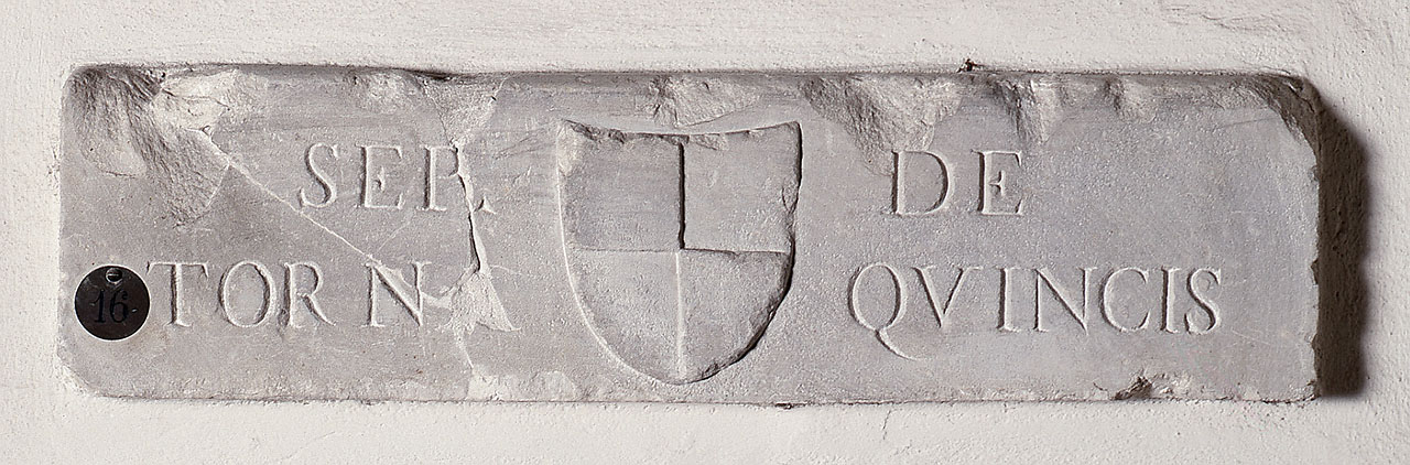 stemma gentilizio della famiglia Tornaquinci (lapide tombale) - manifattura toscana (seconda metà sec. XV)