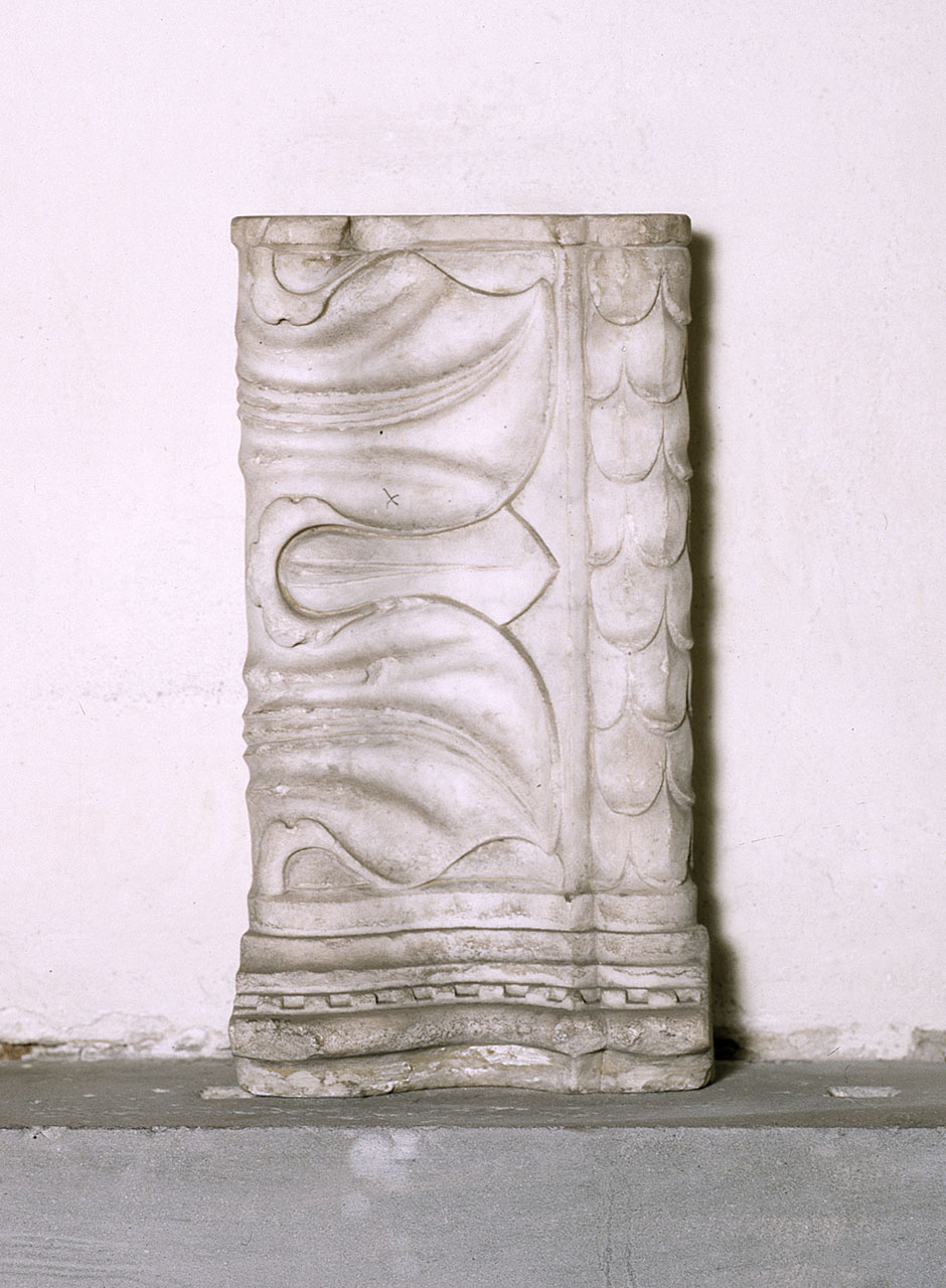 decorazione plastica, frammento - manifattura fiorentina (ultimo quarto sec. XIV)