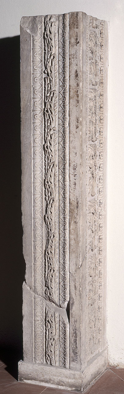 stipite di portale, frammento di Arnolfo di Cambio (scuola) (prima metà sec. XIV)