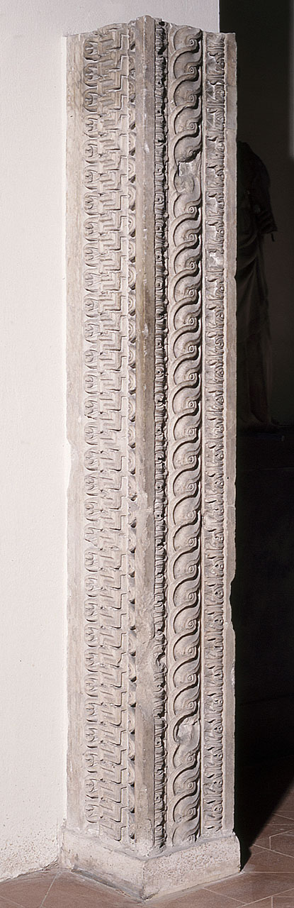 stipite di portale, frammento di Arnolfo di Cambio (scuola) (prima metà sec. XIV)
