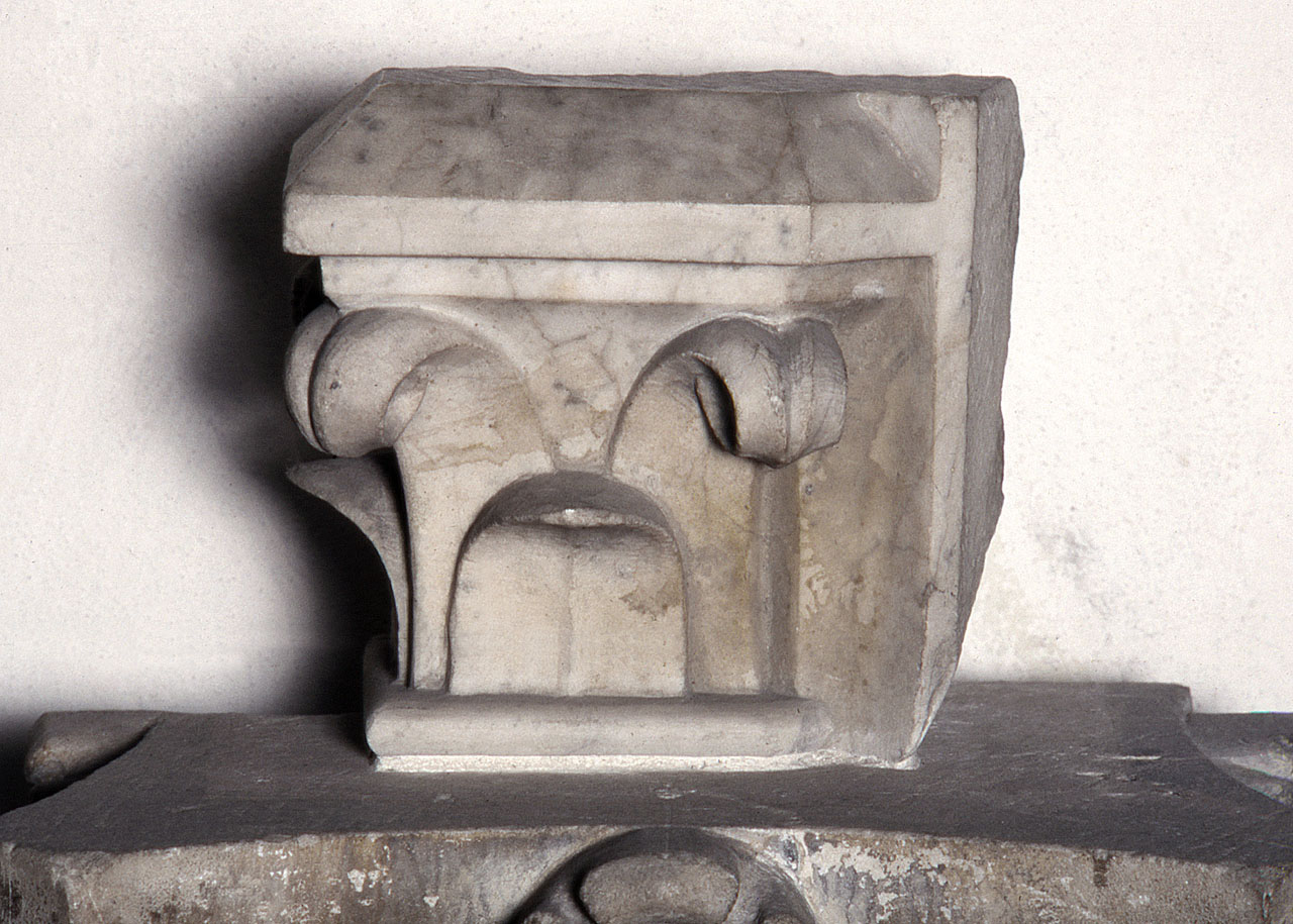 capitello, frammento - manifattura fiorentina (sec. XIV)