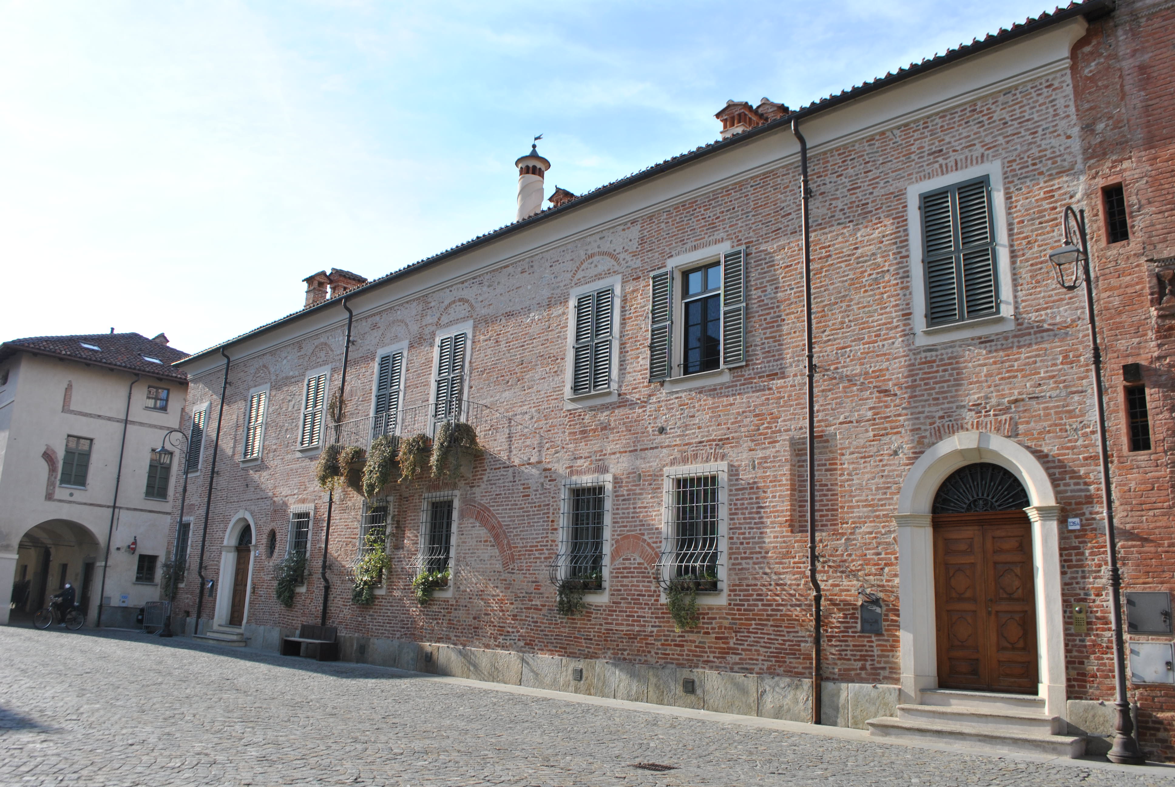 Palazzo dei Baroni Roasio (palazzo) - Cherasco (CN)  (XIV)