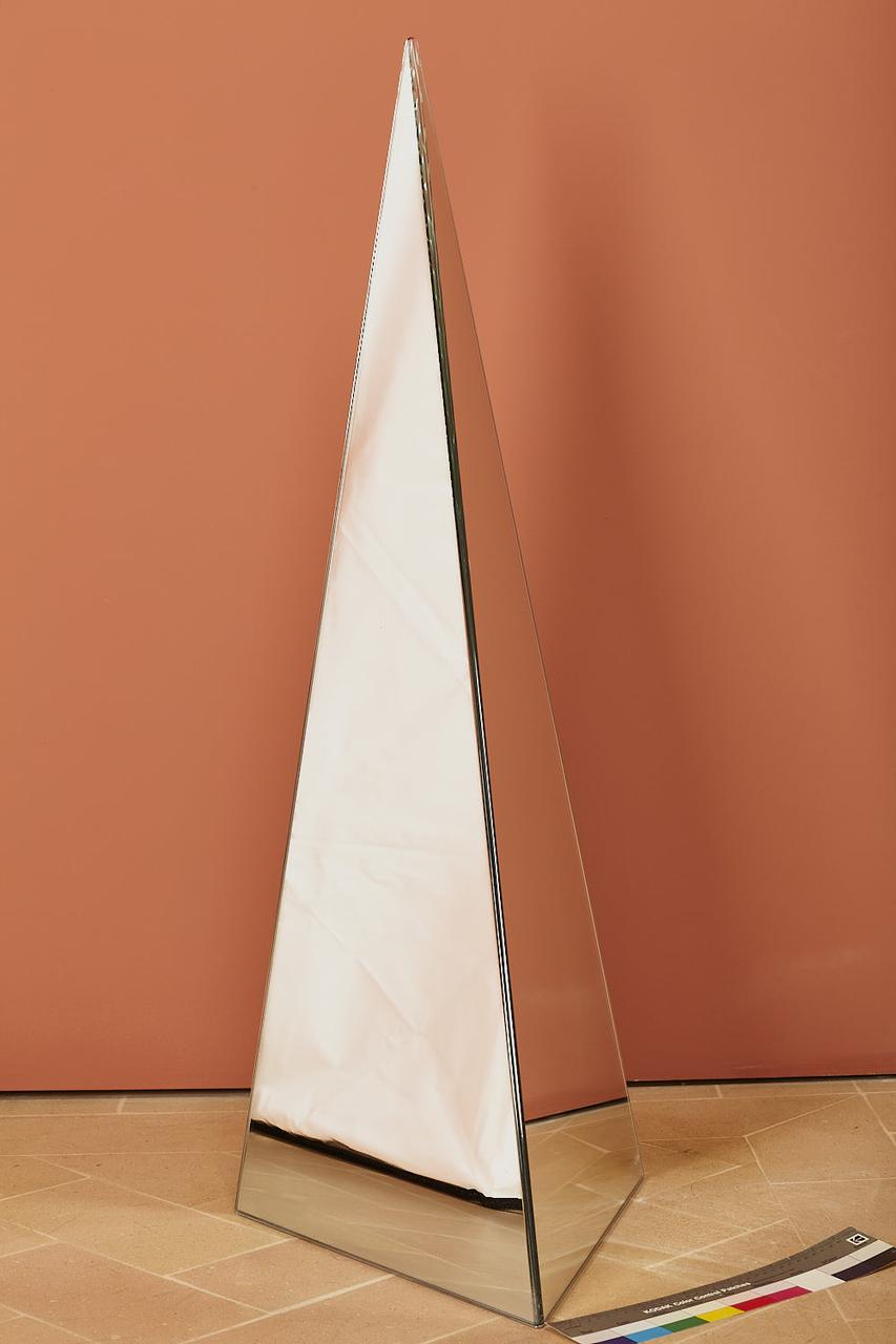 Piramide di specchi (scultura) di Vigo Nanda (sec. XX d.C)