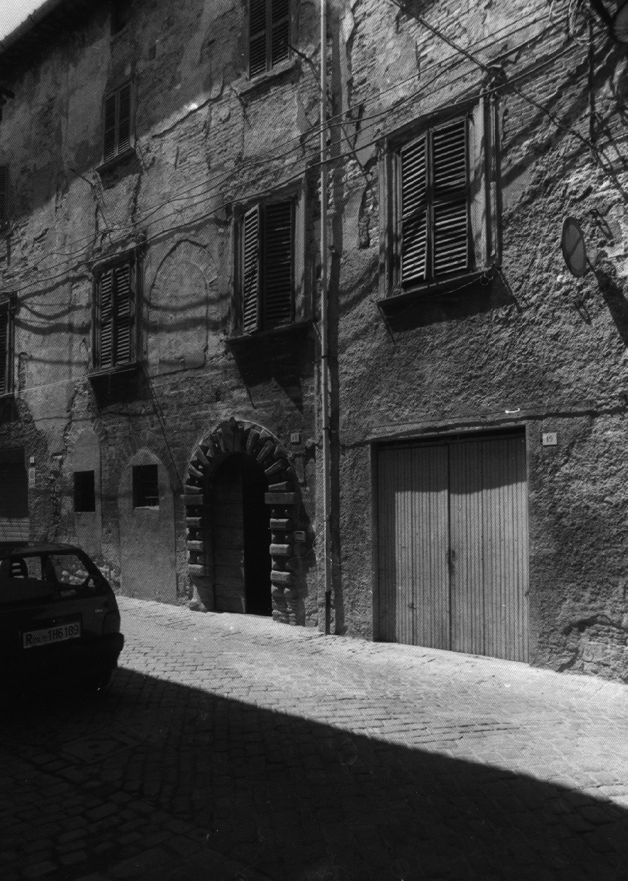 Casa con portale barocco (casa in linea) - Pergola (PU) 