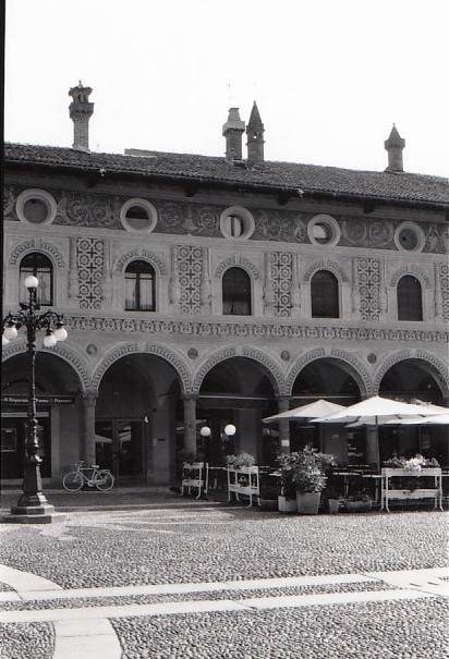 [Casa a schiera in Piazza Ducale, 45, 46] (casa, a schiera) - Vigevano (PV) 