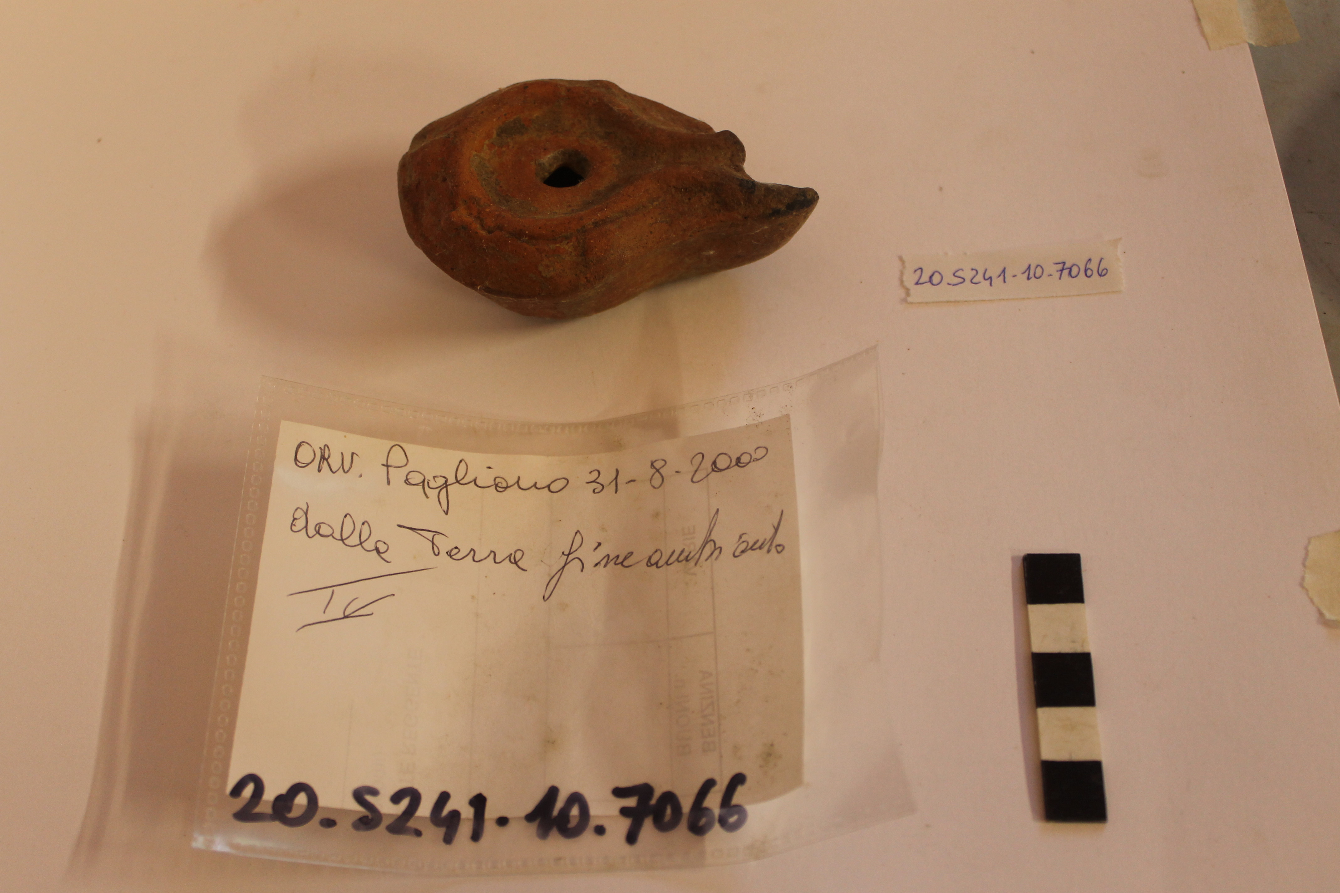 SINGOLO OGGETTO/ lucerna, PERIODIZZAZIONI/ Storia/ Eta' antica/ Eta' romana