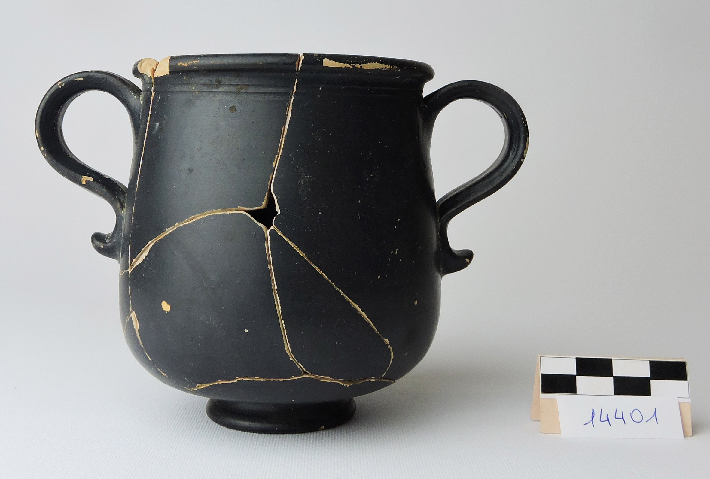 kantharos pelikoide, Morel 3451a3 - bottega volterrana (fine/inizio sec. III / I a.C)