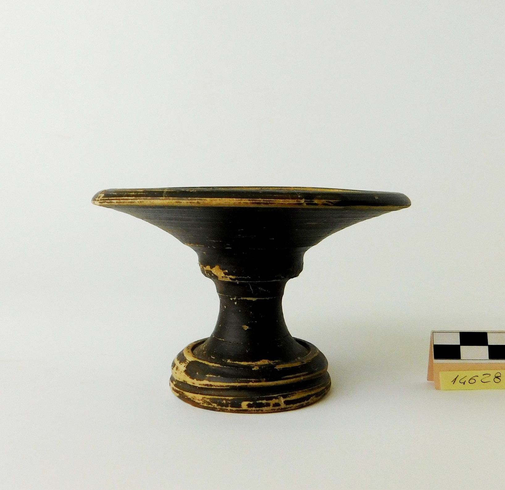 piattello su piede, si accosta a Morel, 1532d1 - produzione locale (sec. III a.C)