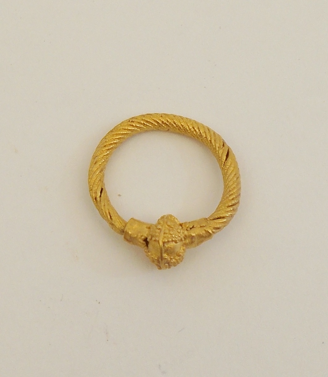 orecchino - produzione etrusca (secc. IV/ III a.C)