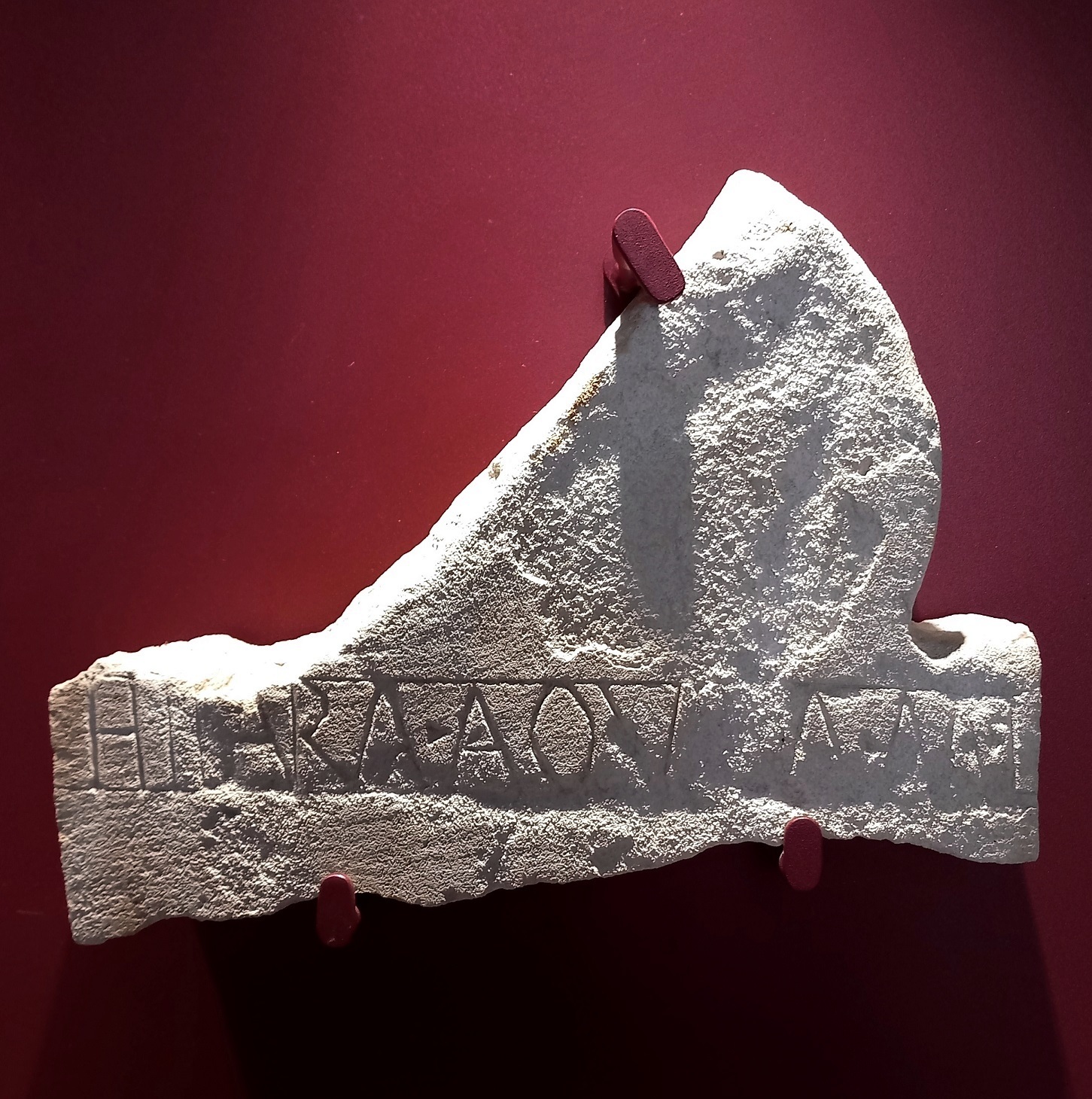 stele, funeraria a disco, (Iscrizione funeraria) Hilara Aquilia M.l - bottega lapidaria adriese (inizio sec. I d.C)