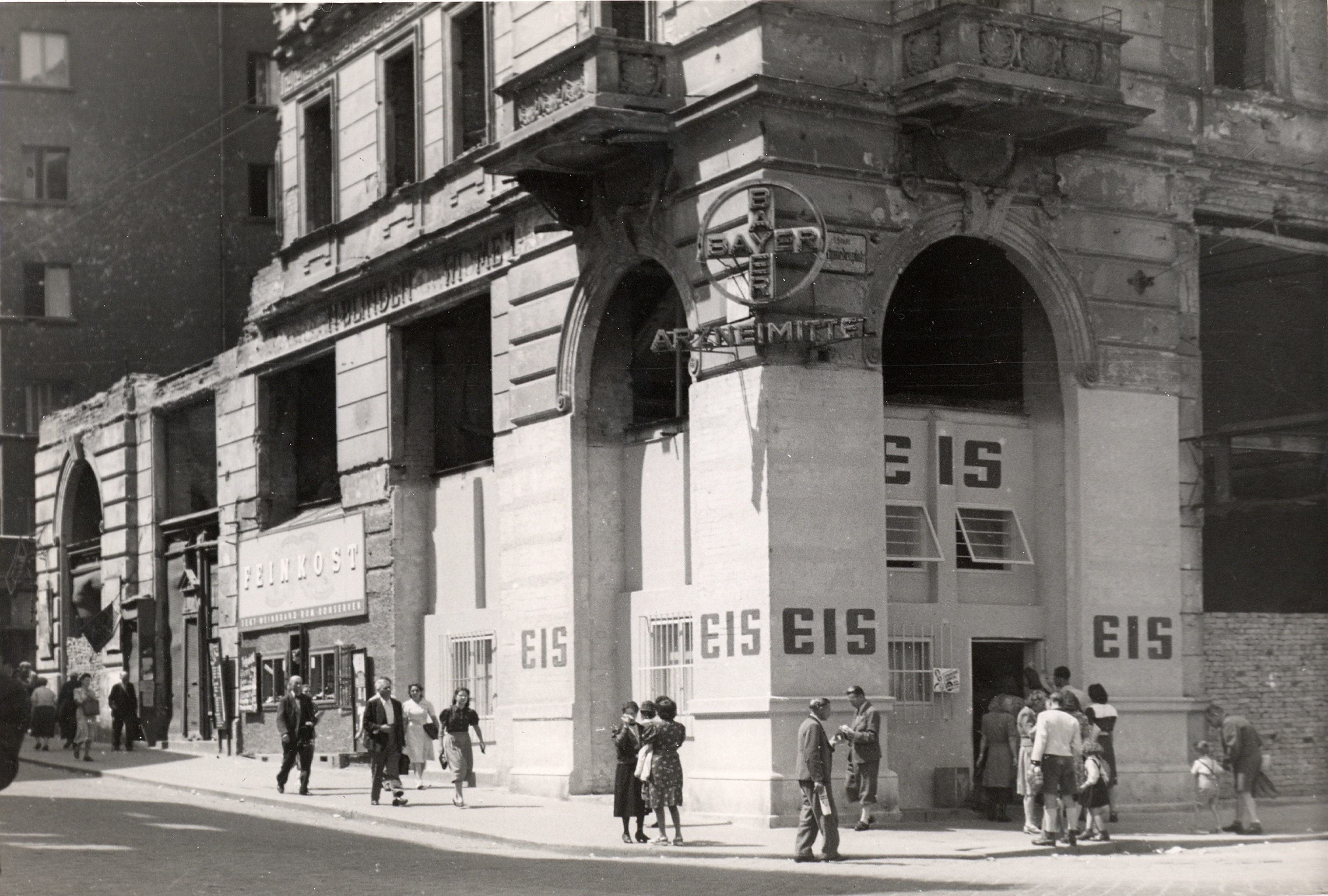 Positivo, Gelateria ricostruita a Vienna tra le macerie del palazzo nel secondo Dopoguerra di Famiglia Silvio Molin Pradel (XX)