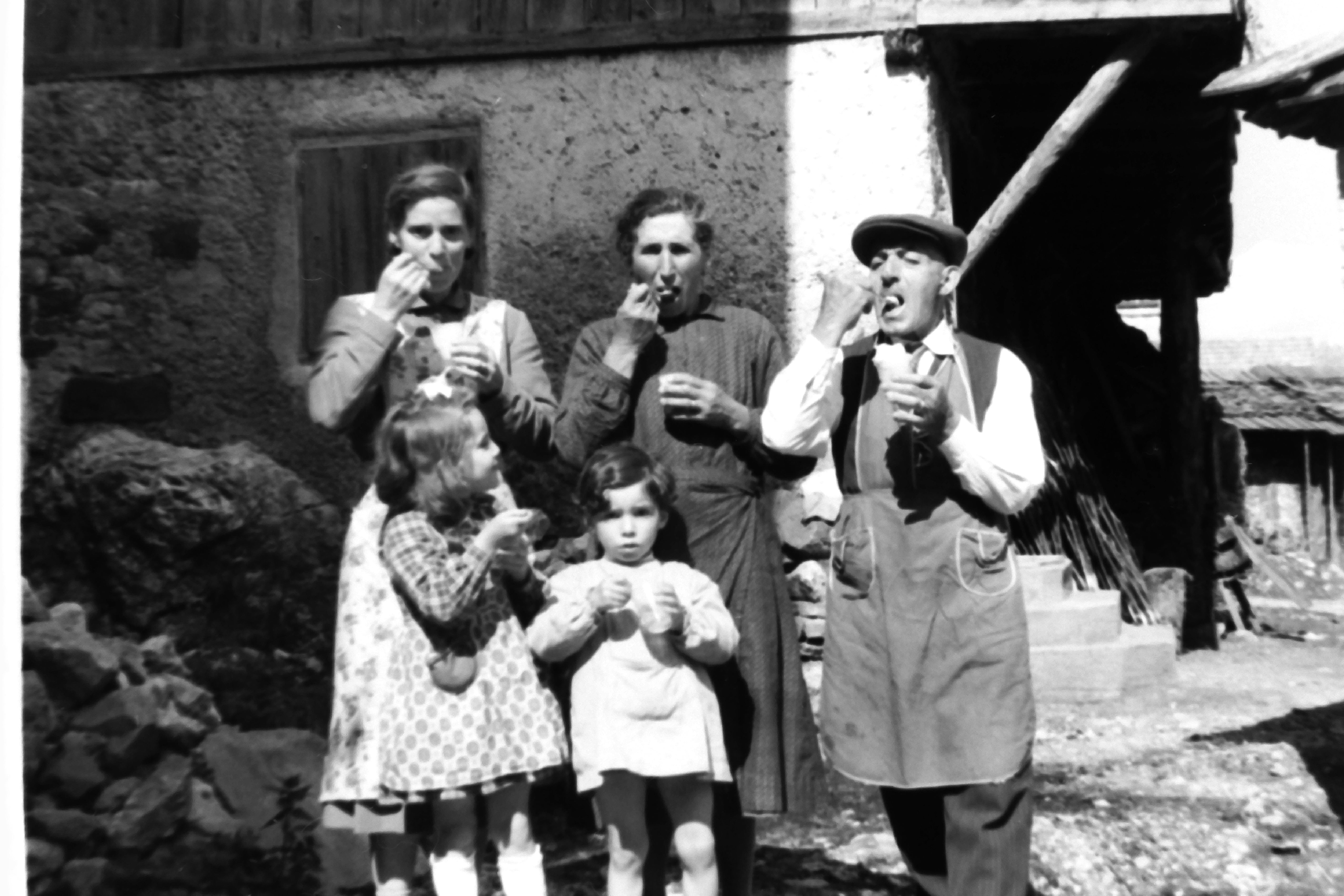 positivo, Gruppo familiare che consuma il gelato a Goima di Famiglia don Paolo Arnoldo (XX)