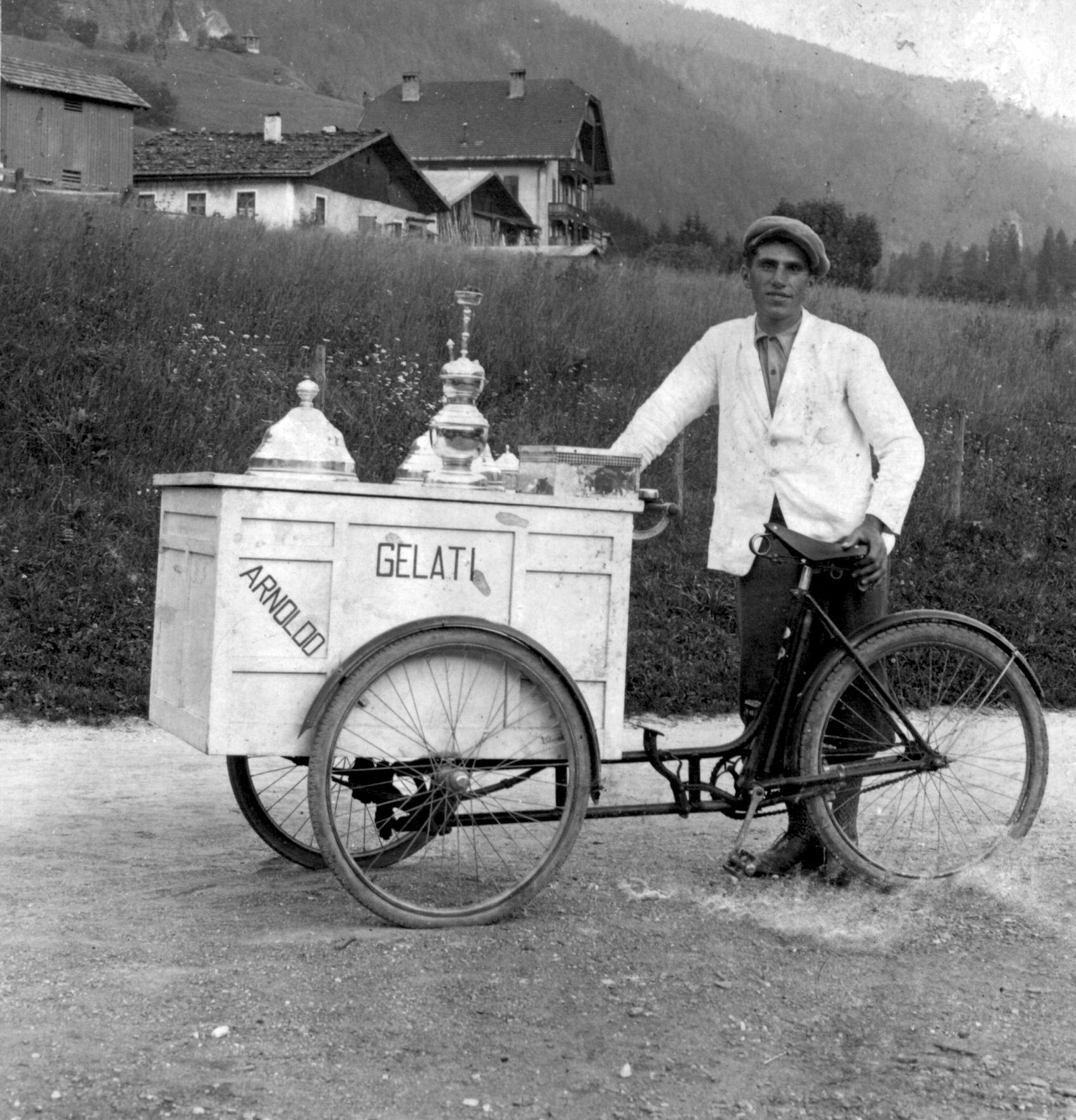 positivo, Gelatiere con carretto in Trentino Alto Adige di Famiglia don Paolo Arnoldo (XX)