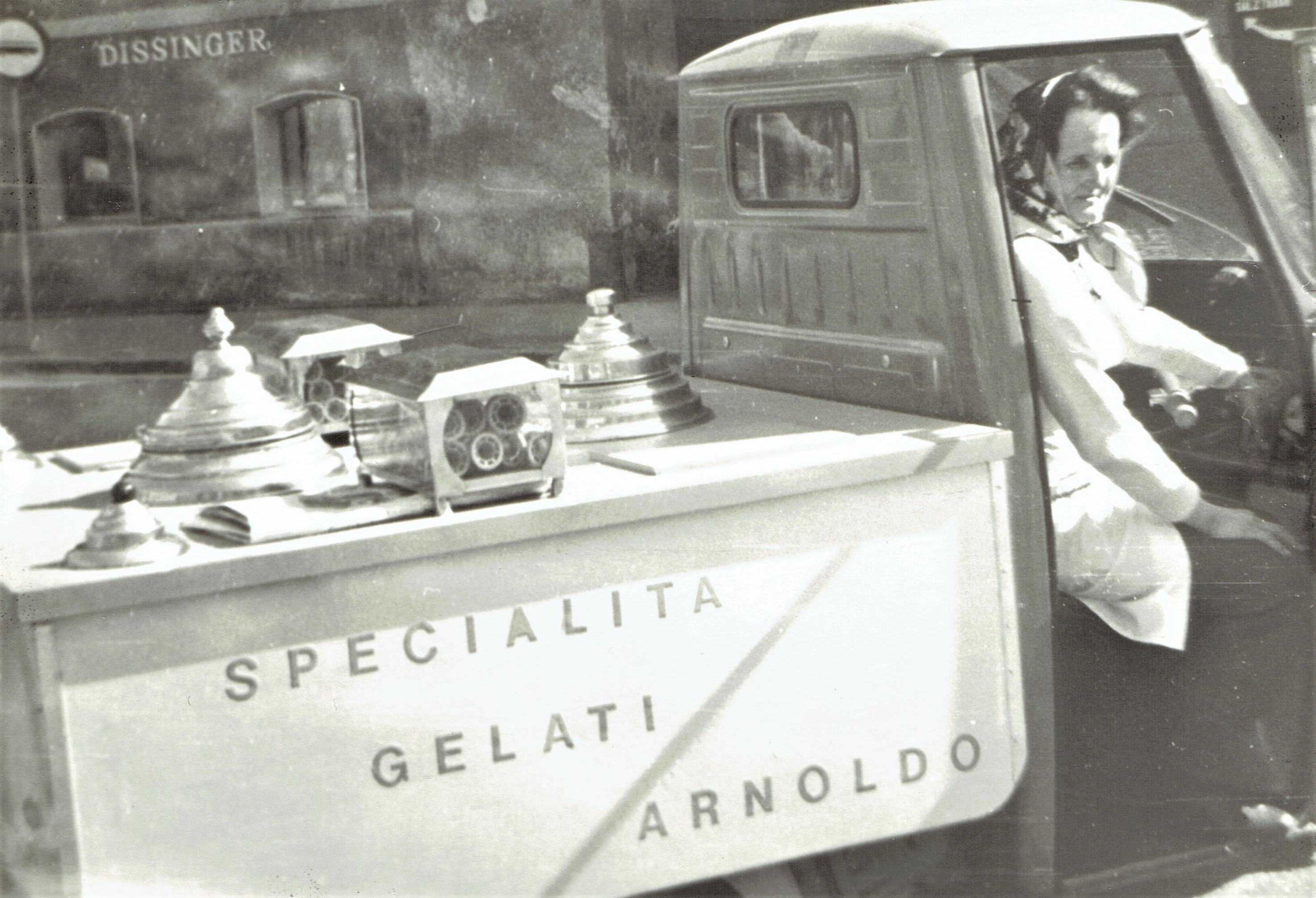 positivo, Venditrice di gelati con Ape Car di Famiglia don Paolo Arnoldo (XX)
