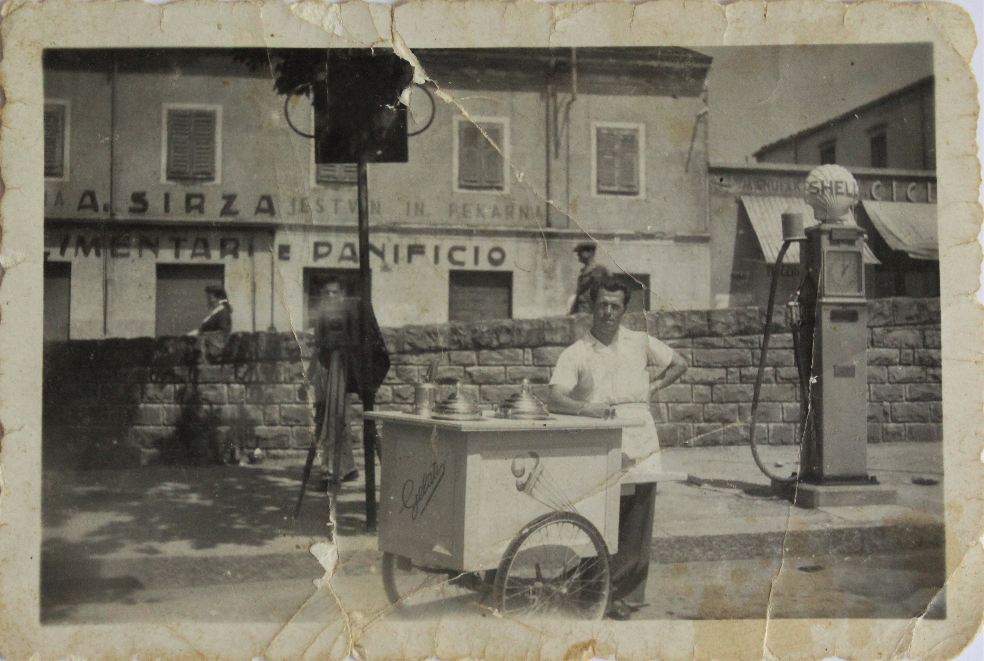 positivo, Gelatiere con carretto a Trieste di Famiglia Marta Sommariva (XX)