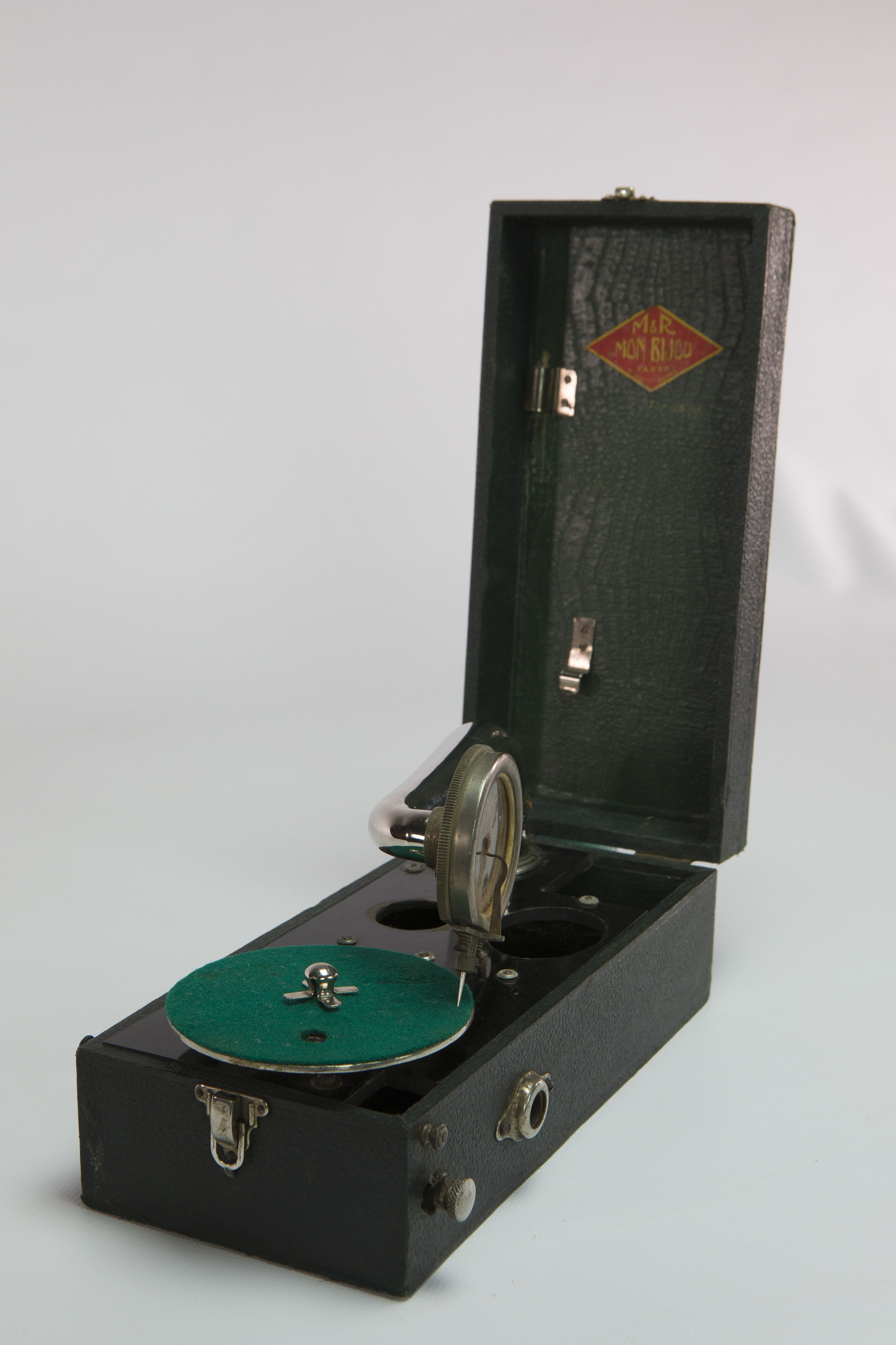grammofono, portatile (prima metà XX)