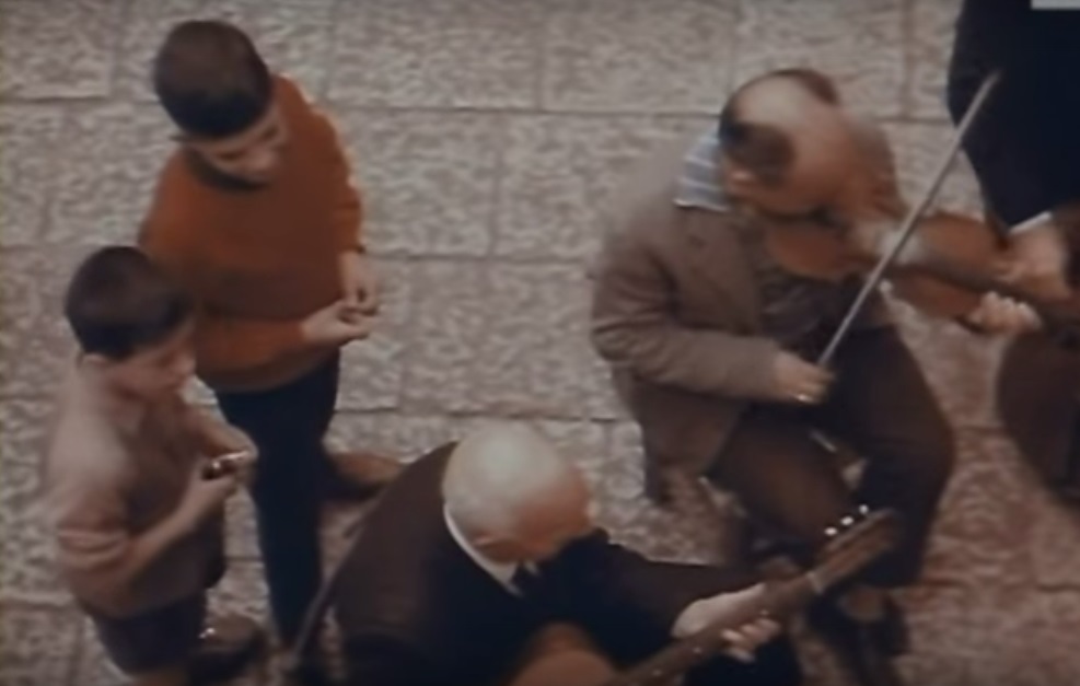 Questua di musicisti ambulanti davanti a un #altare di San Giuseppe# (XX)