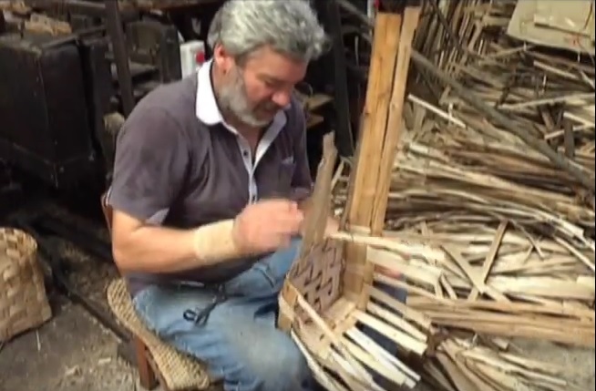 Realizzazione di un cesto in legno di castagno (XXI)