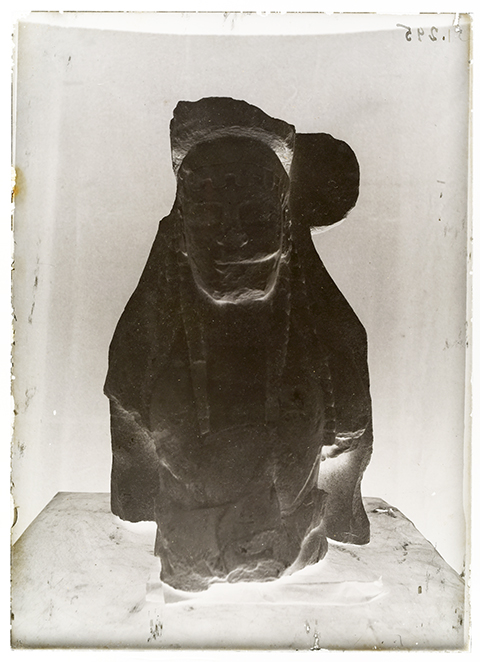 Siracusa - Buscemi - Monte Casale - scultura arcaica (negativo, serie) di Carta, Rosario (primo quarto XX)