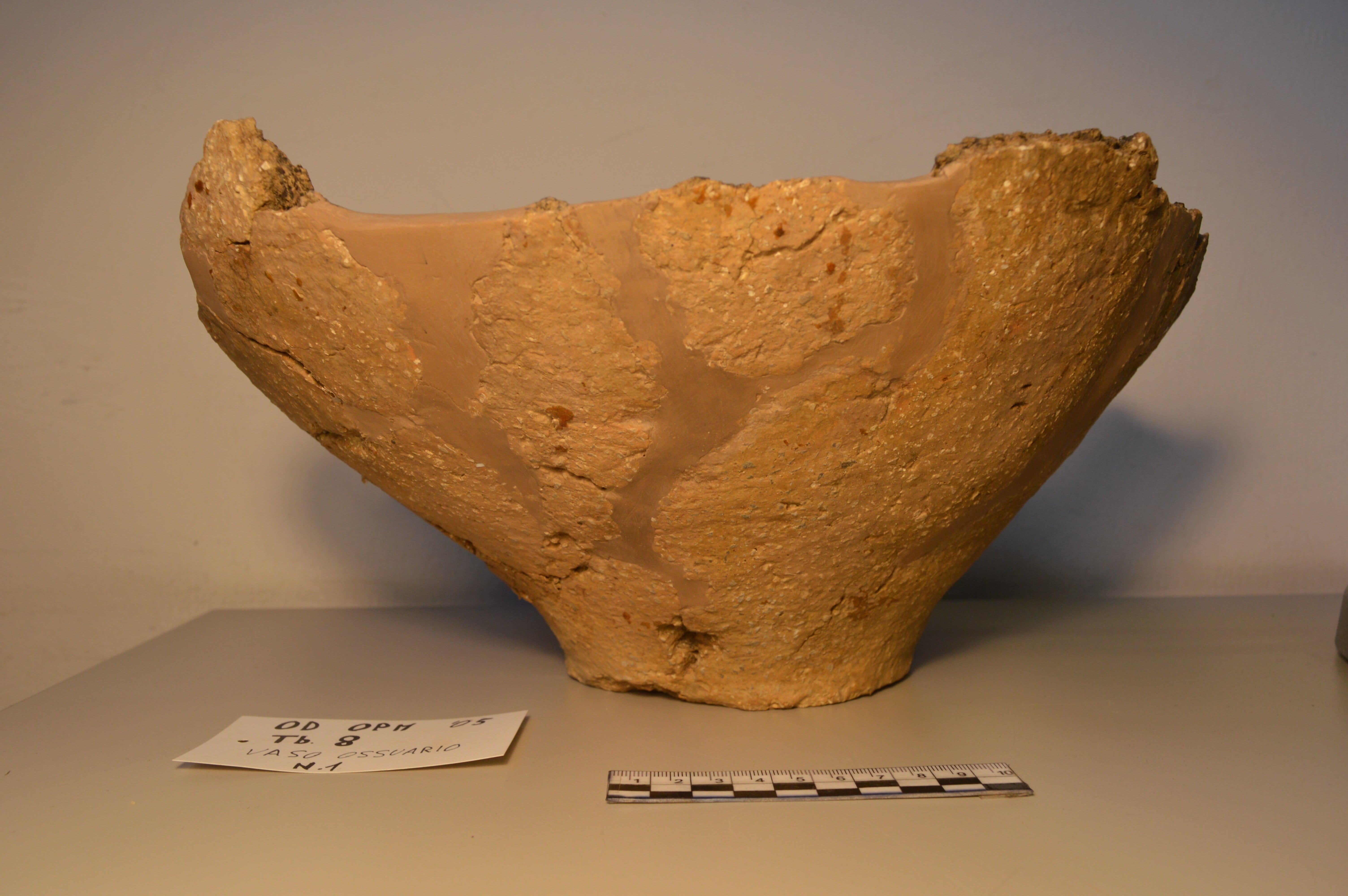 SINGOLO OGGETTO/ olla, PERIODIZZAZIONI/ PROTOSTORIA/ Età del Ferro/ Media età del Ferro