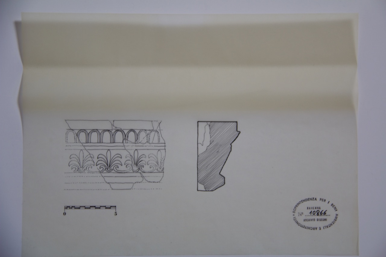 disegno architettonico, Resto di decorazione in stucco proveniente dagli scavi nei pressi della chiesa di Santa Croce di Ravenna di Conti, Fulvio (XX)