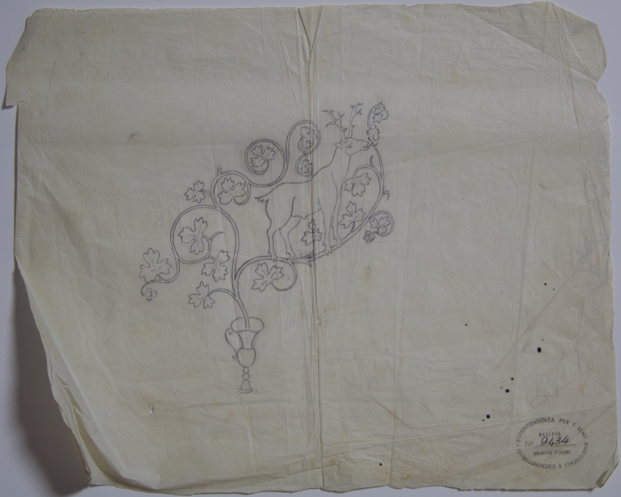 disegno architettonico, Decorazione in stucco con il cervo del Battistero Neoniano di Ravenna di Anonimo italiano (XIX-XX)