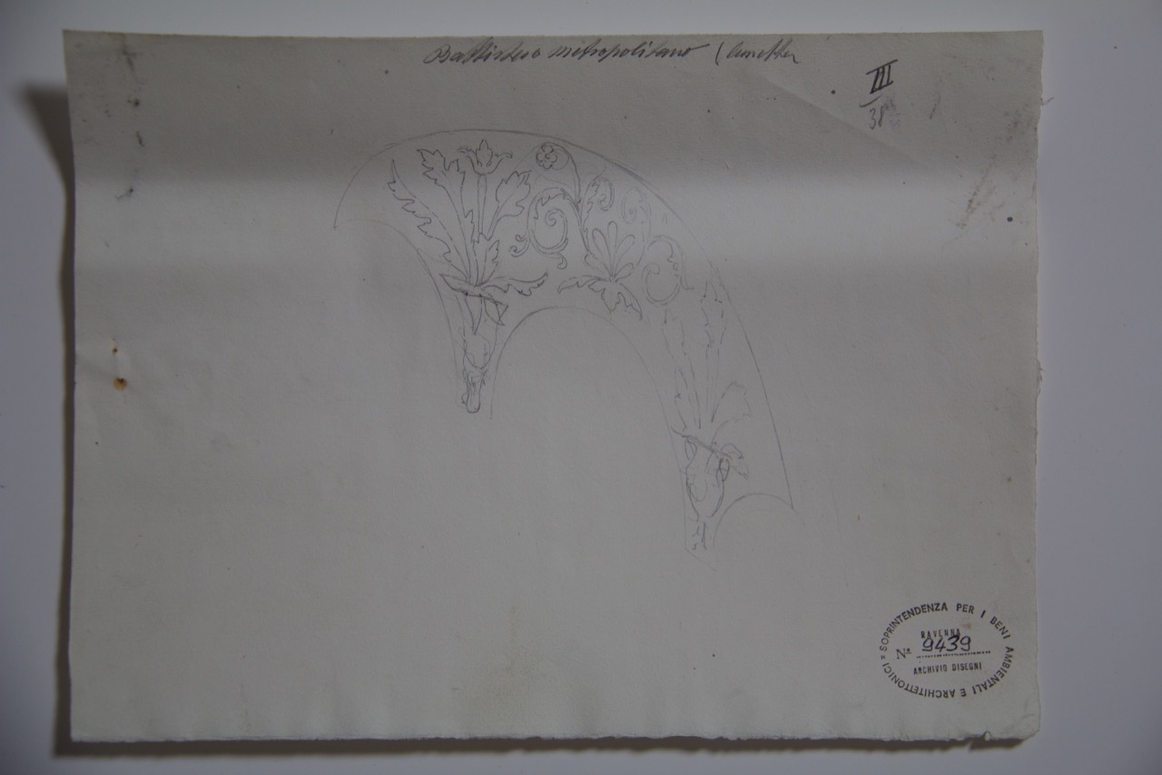 disegno architettonico, Decorazione a stucco nella lunetta del Battistero Neoniano di Ravenna di Anonimo italiano (XIX-XX)