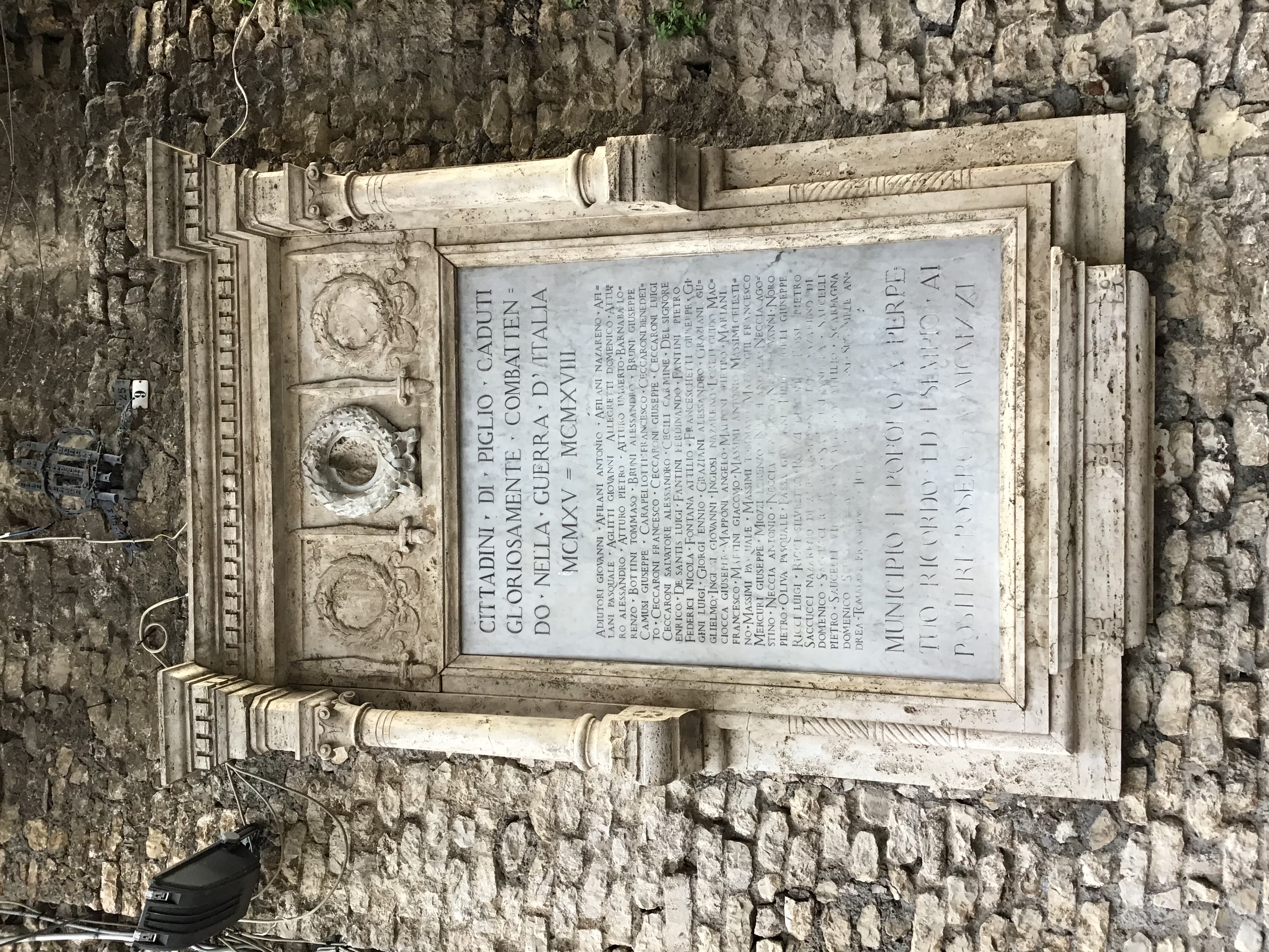 monumento ai caduti, a lapide, Monumento commemorativo ai caduti della prima guerra mondiale di Piglio, Lapide dell'Arco della Fontana (XX)