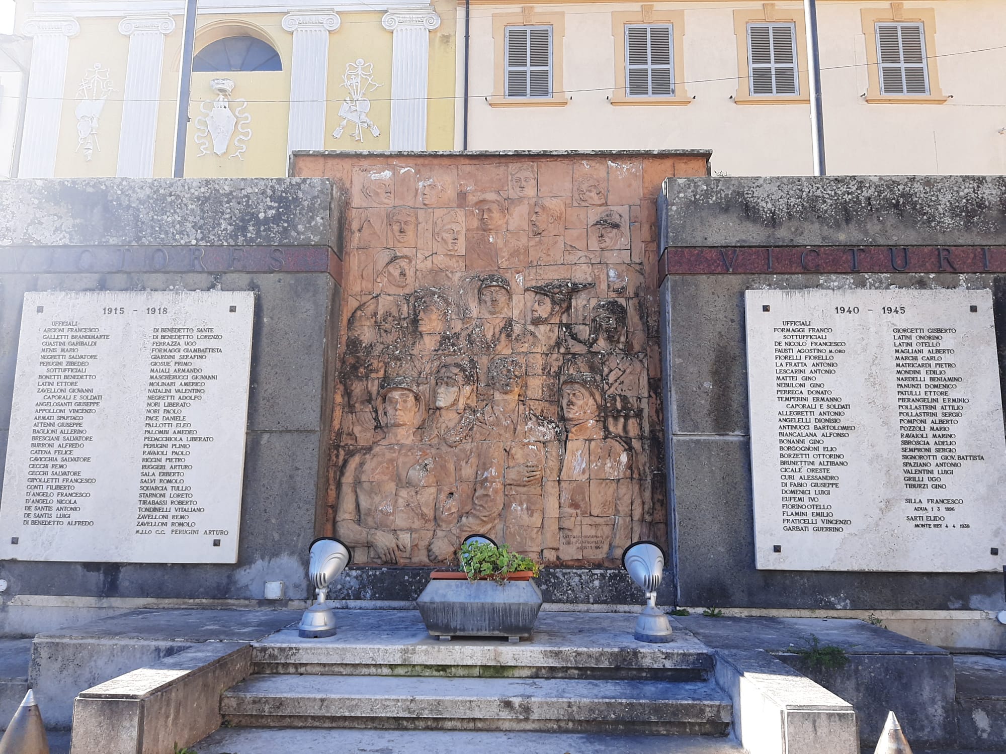monumento ai caduti, a lapide, Monumento ai caduti della prima e della seconda guerra mondiale di Bracciano (XX, XX, XX)