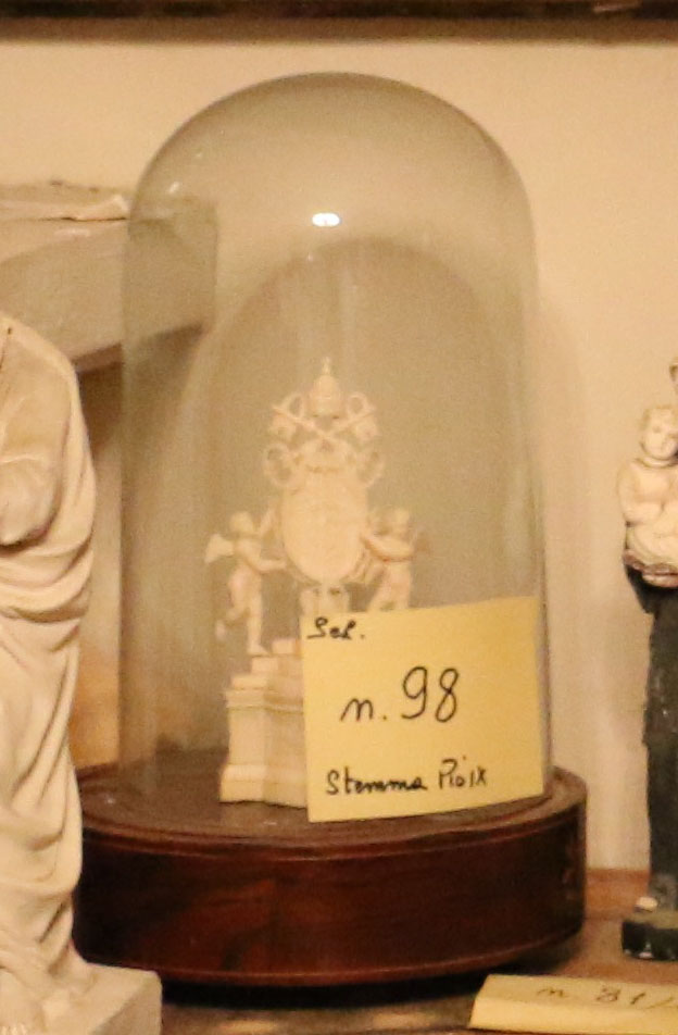 Stemma di papa Pio IX (scultura miniaturistica, opera isolata) di Barilari Gaetano (metà XIX)