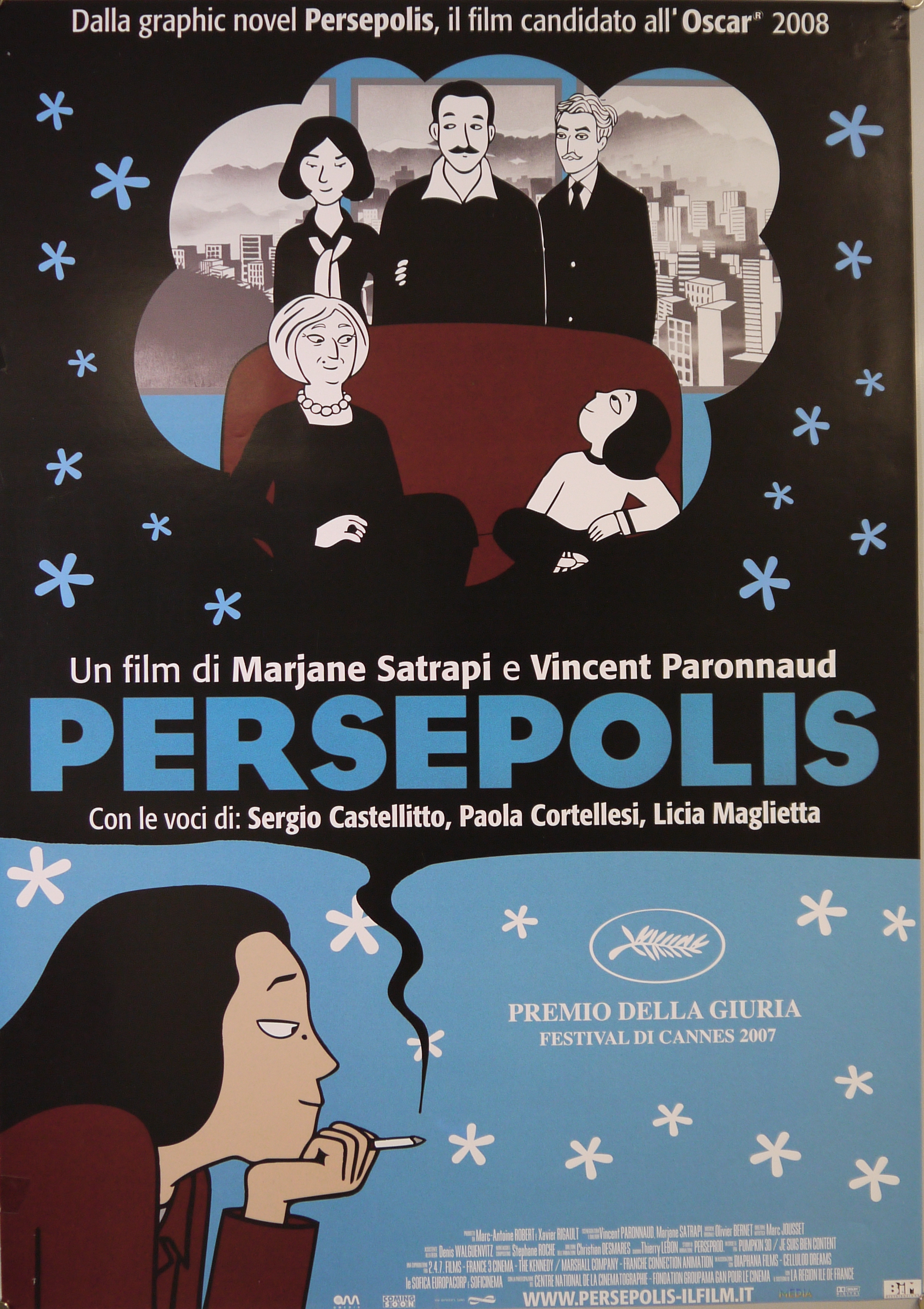 Marjane Satrapi con una sigaretta in mano, e nella nuvola di fumo lei da piccola su un divano accanto alla nonna, la madre, il padre e lo zio alle loro spalle; fiori di gelsomino sparsi nello spazio di rappresentazione (manifesto) - ambito italiano (inizio XXI)