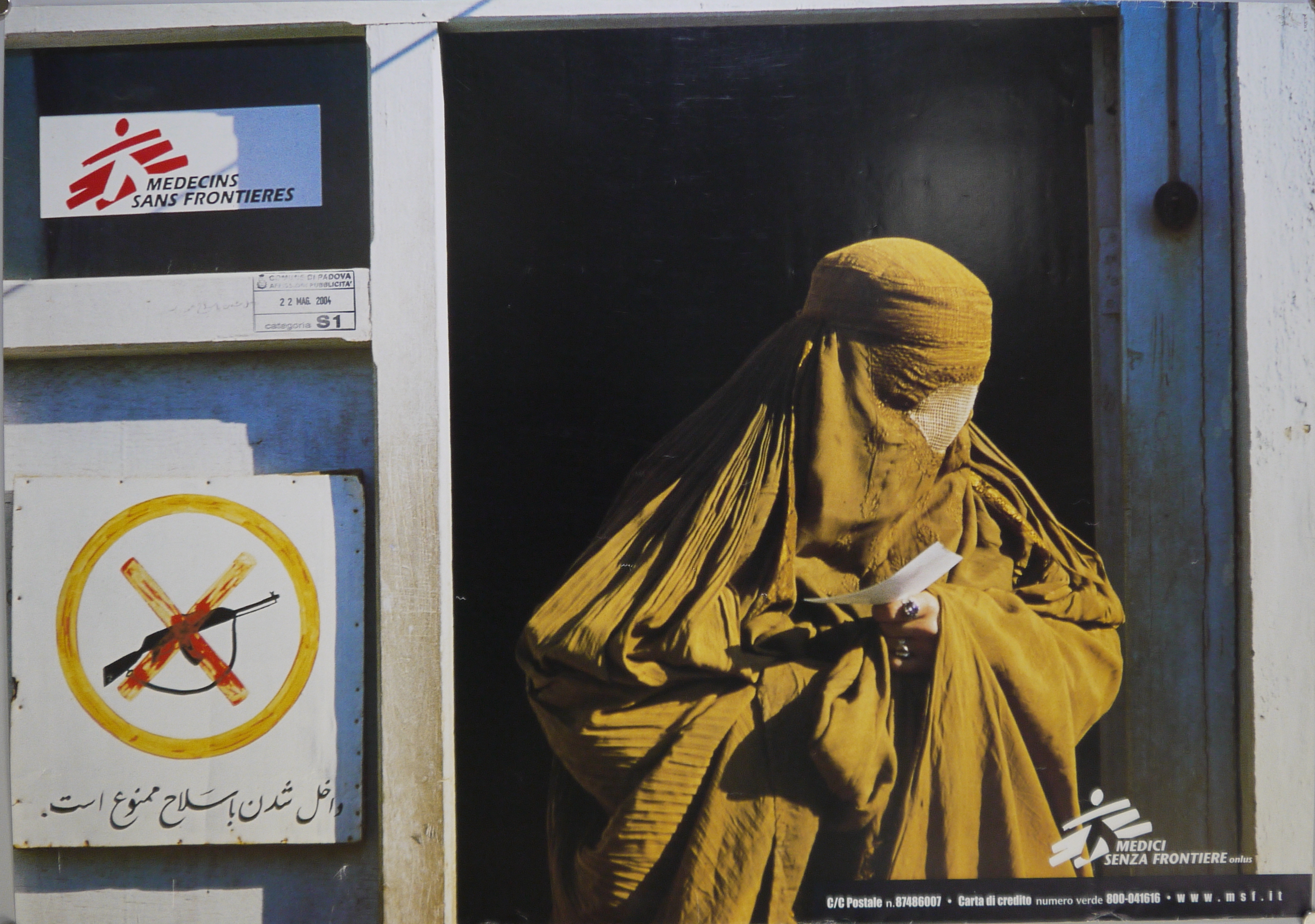 Donna con burqa color zafferano esce da un ambiente di Medici senza frontiere (manifesto) - ambito italiano (inizio XXI)