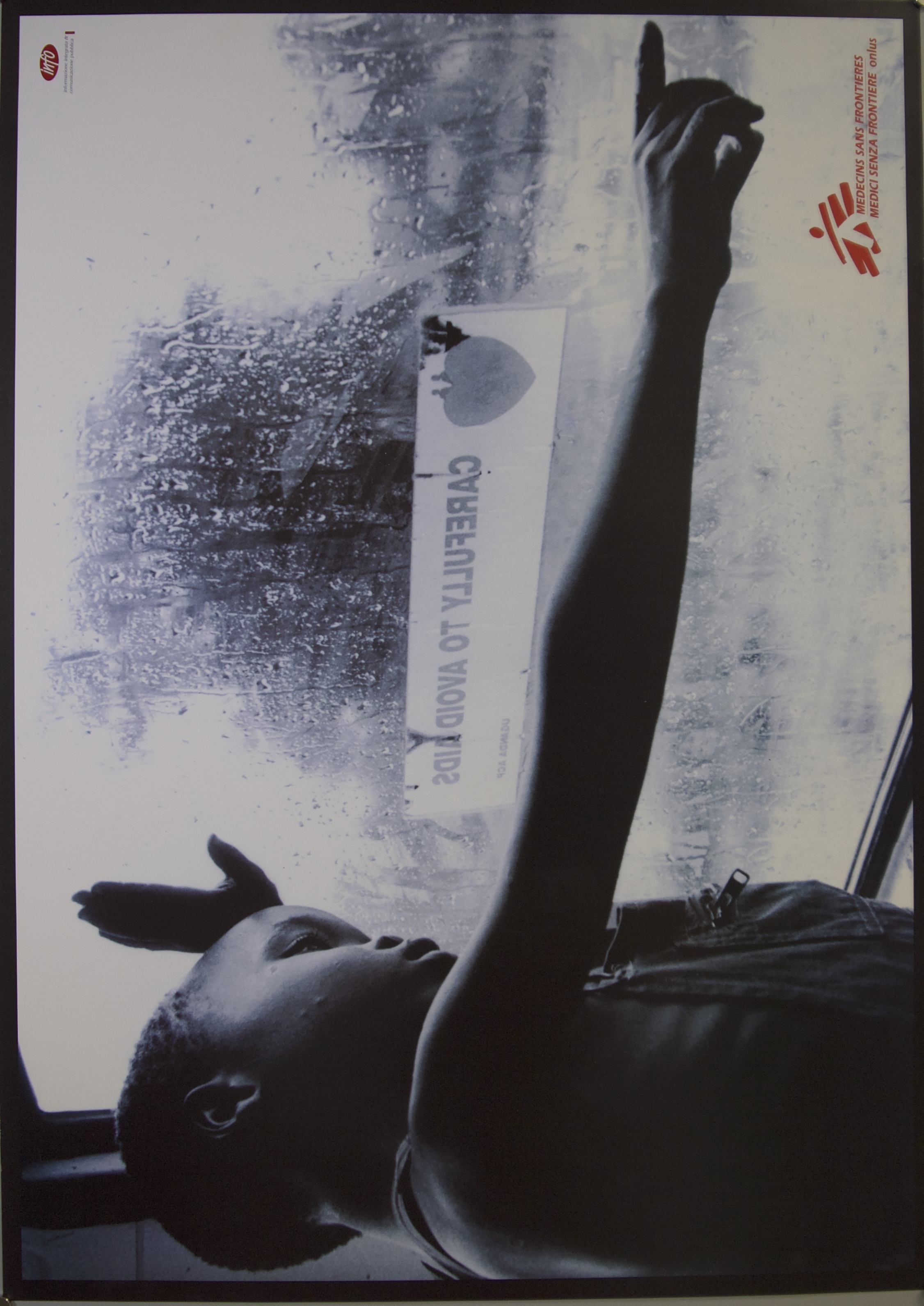 Bambino africano guarda e indica fuori dal finestrino di un mezzo di trasporto bagnato di pioggia (manifesto) - ambito italiano (inizio XXI)