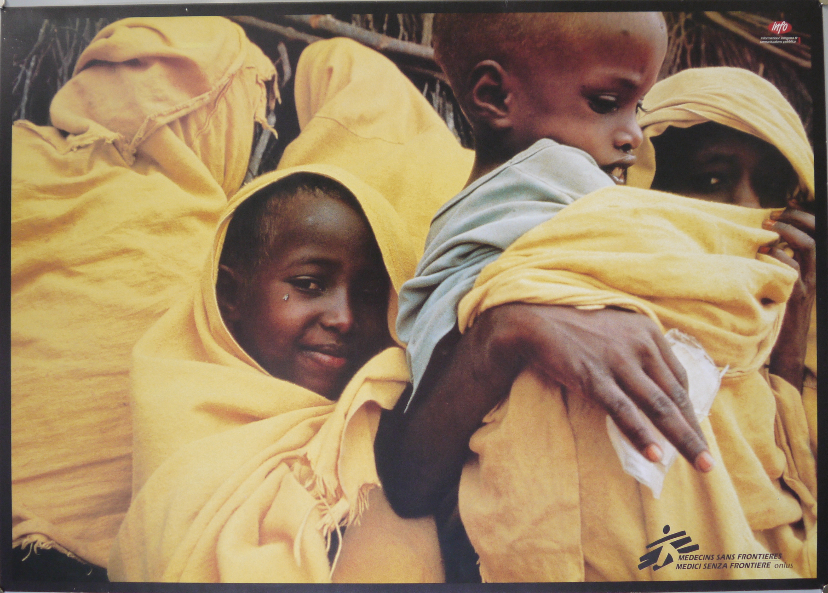 Gruppo di bambini africani avvolti in lenzuoli gialli (manifesto) - ambito italiano (inizio XXI)
