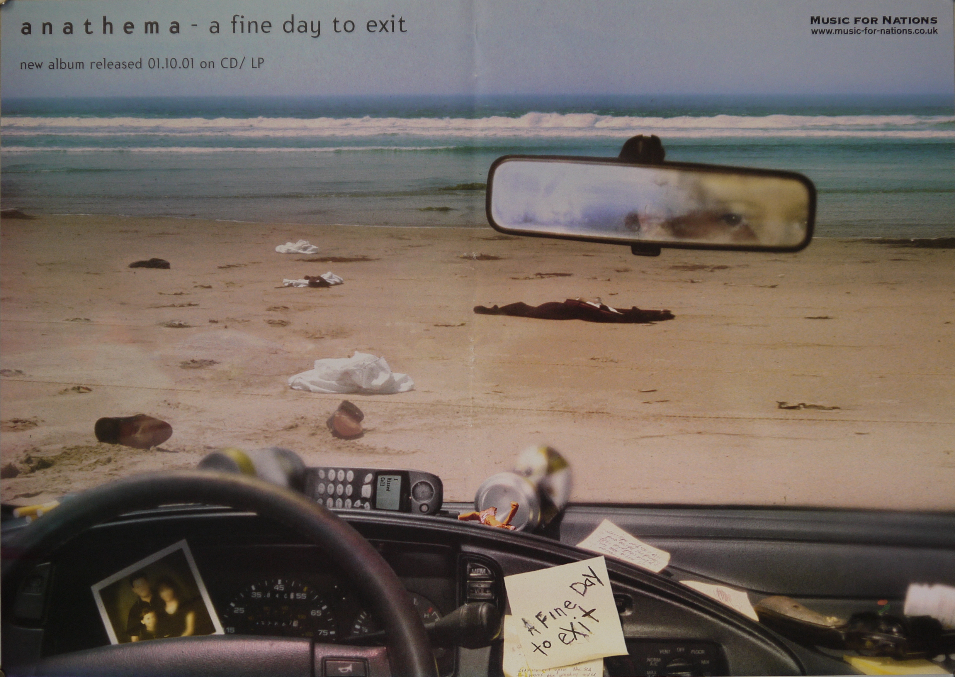 Persona in auto su una spiaggia, indumenti sull'arenile, in auto lattine vuote, un cellulare, una foto di famiglia e il biglietto "A Fine Day to exit" (manifesto) - ambito inglese (inizio XXI)