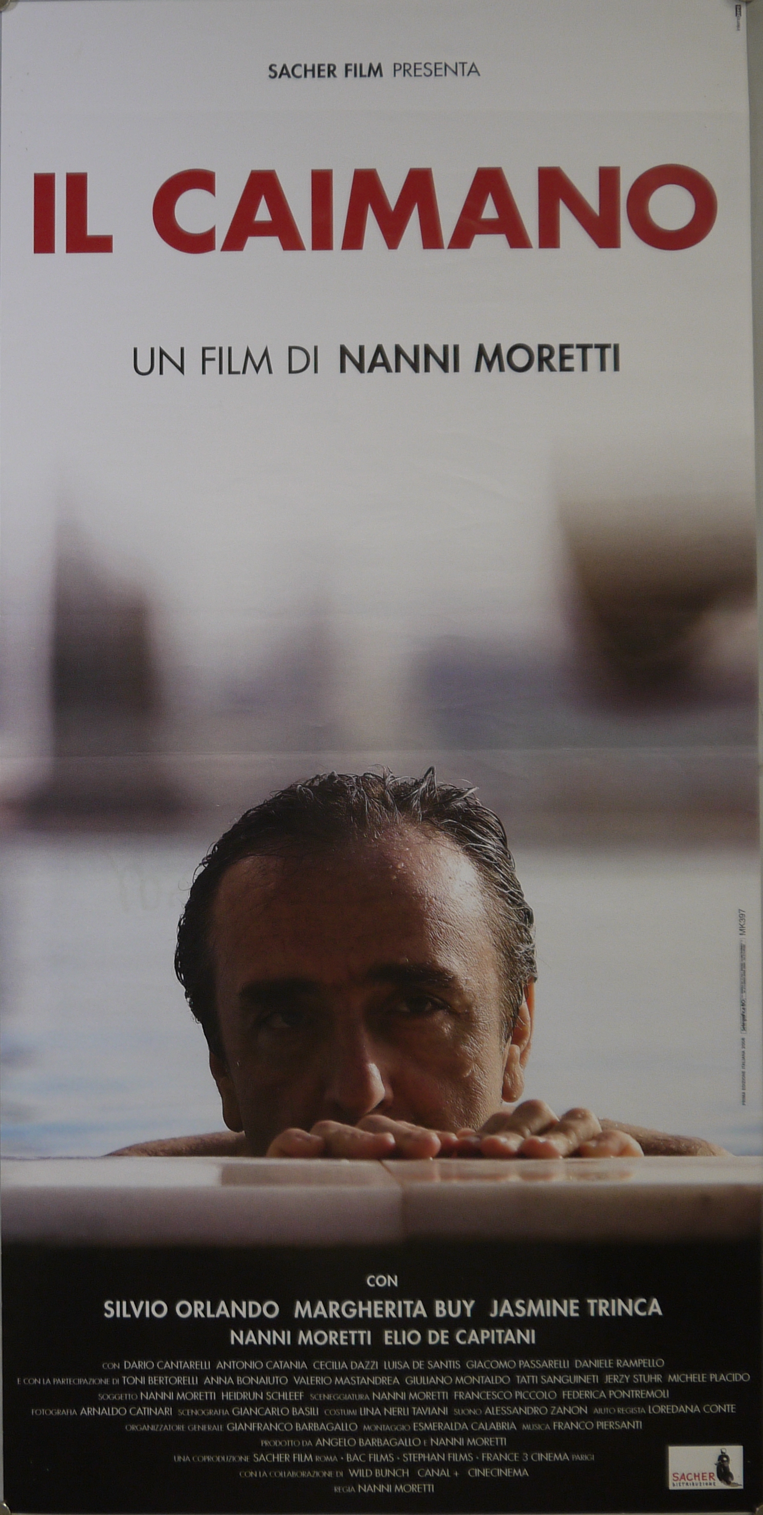 Bruno Bonomo (Silvio Orlando) in acqua aggrappato al bordo di una piscina (locandina) di Internozero - ambito italiano (inizio XXI)
