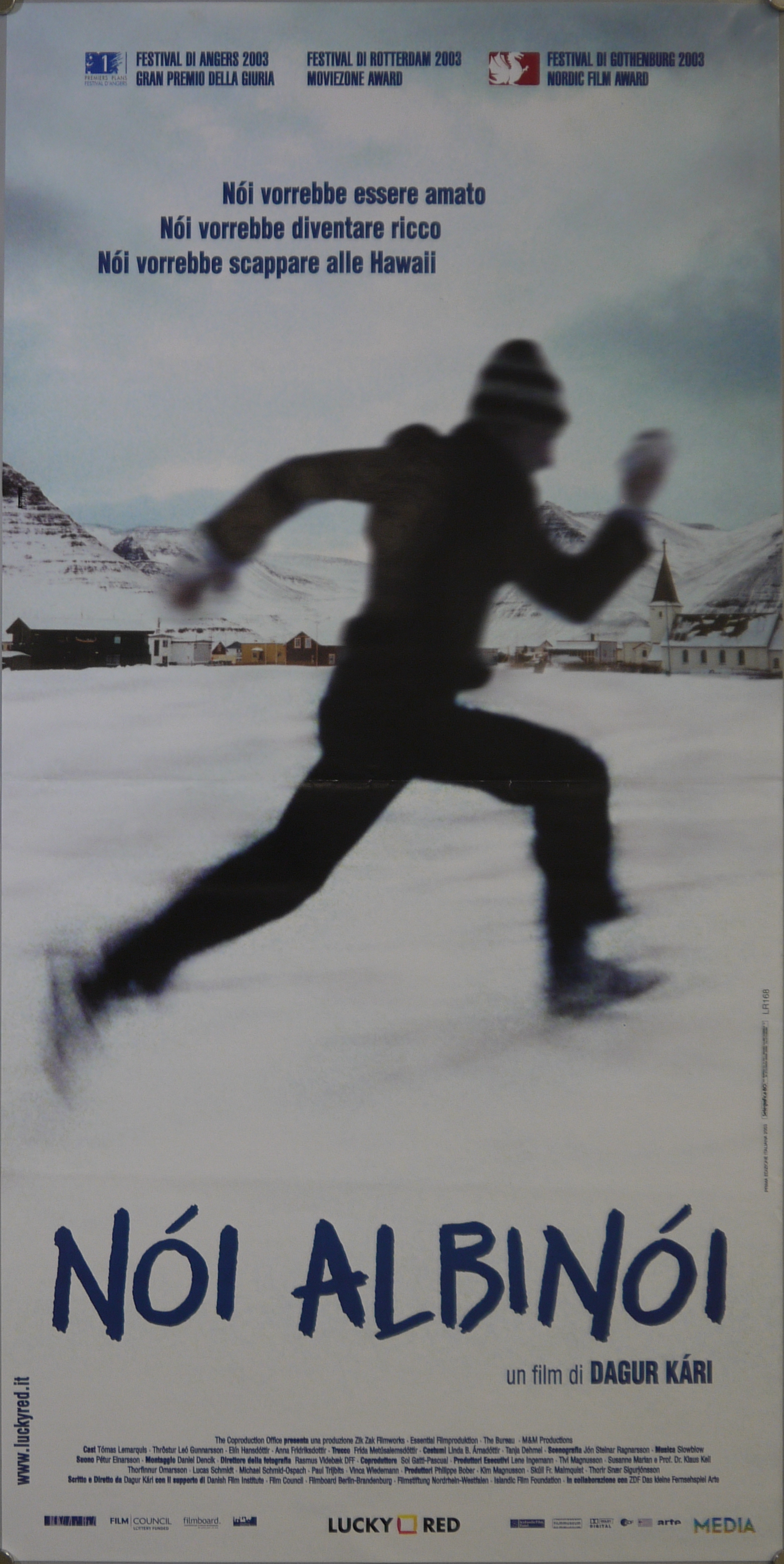 Noi Kristmundsson (Tomas Lemarquis) corre sulla neve, sullo sfondo un paesino islandese (manifesto) - ambito inglese (inizio XXI)