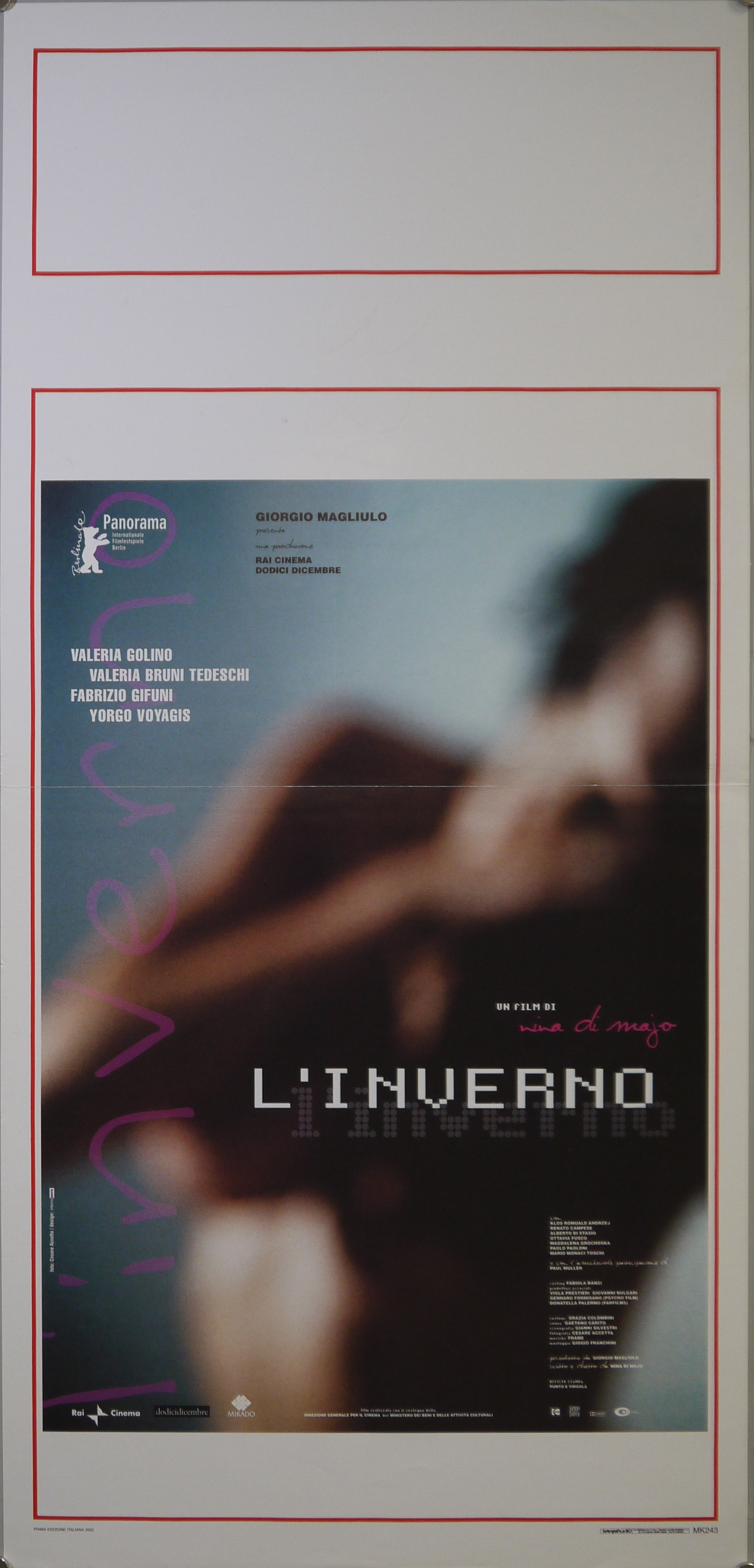 Fotografia sfocata di donna nuda con braccio destro sul seno (locandina) di Accetta Cesare, Internozero - ambito italiano (inizio XXI)