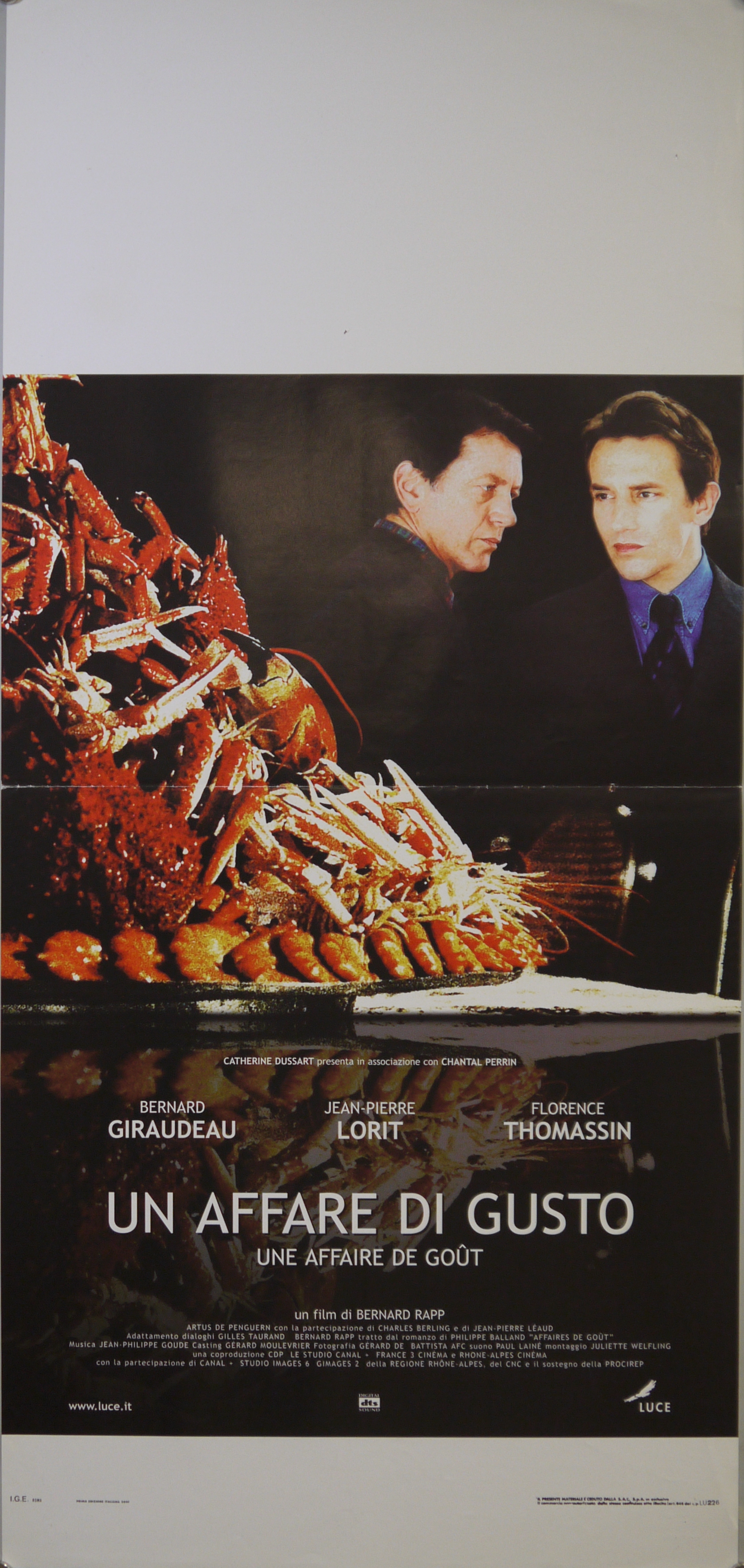 Frédéric Delamont (Bernard Giraudeau) e Nicolas Rivière (Jean-Pierre Lorit) davanti a un tavolo su cui campeggia una composizione di molluschi (locandina) - ambito francese (inizio XXI)