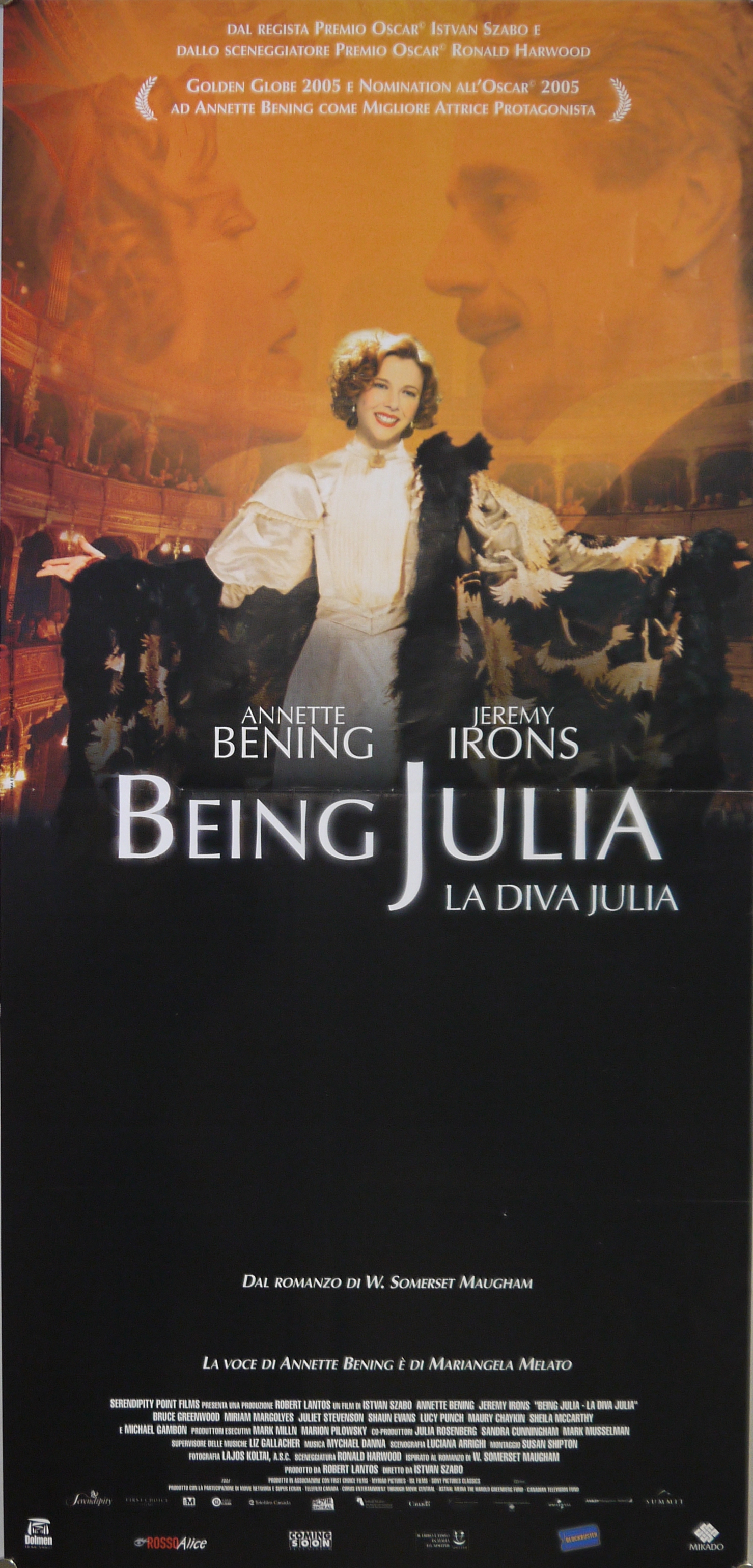 Julia Lambert (Annette Bening) a braccia aperte, alle sue spalle un teatro gremito e in trasparenza il viso di lei e quello di Michael Gosselyn (Jeremy Irons) (locandina) - ambito statunitense (inizio XXI)