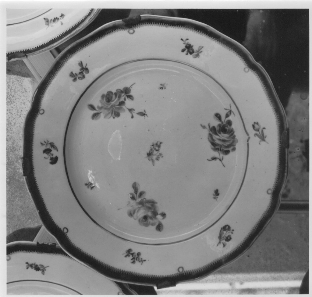 Piatto con decorazione floreale (piatto piano, serie) di Manifattura Cozzi (XVIII)