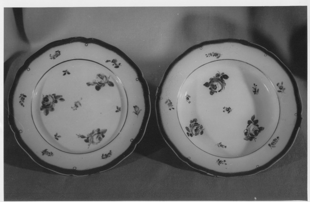 Piatto fondo con decorazione floreale (piatto fondo, serie) di Manifattura Cozzi (XVIII)