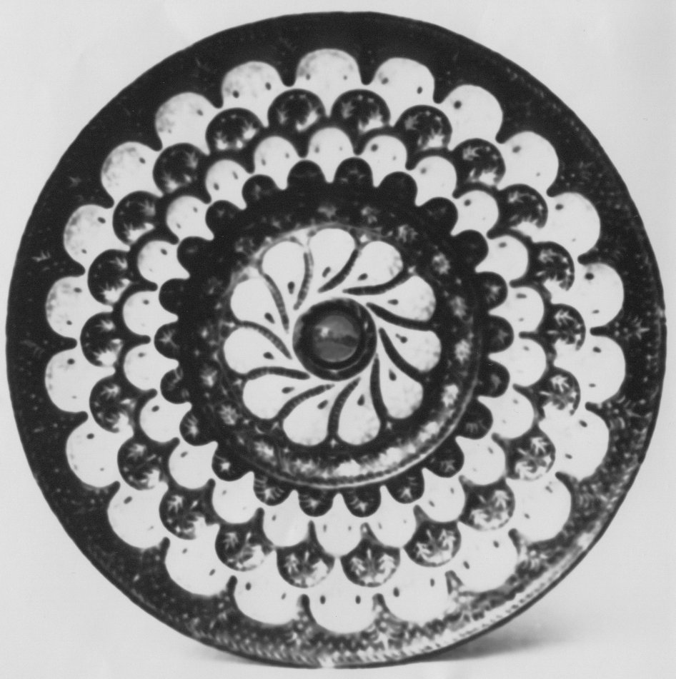 Piatto da parata con palmette a seme, godroni e stemma (piatto) - produzione veneziana (primo quarto XVI)